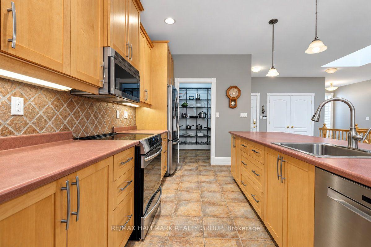 Photo 15 of 1496 Maxime Street, Ottawa, Pineview — HOMEH