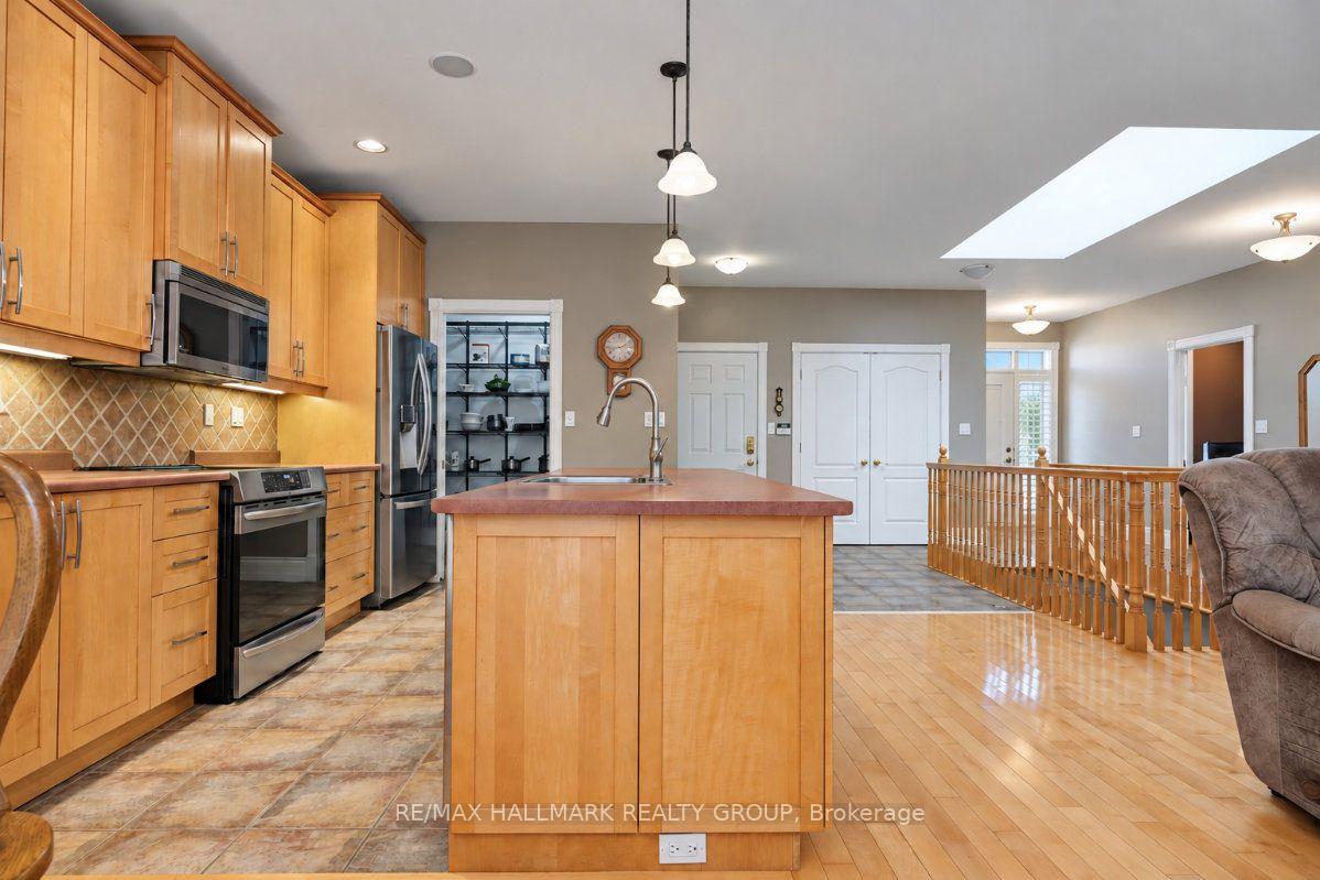 Photo 16 of 1496 Maxime Street, Ottawa, Pineview — HOMEH