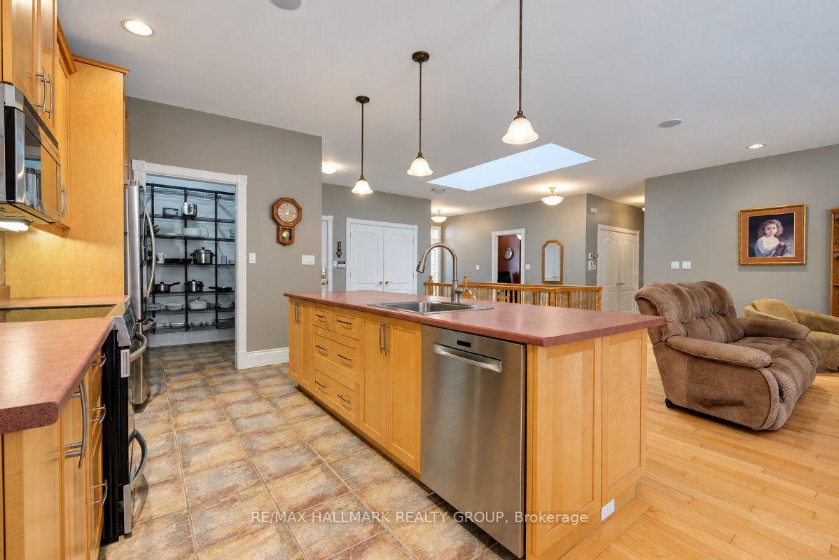 Photo 18 of 1496 Maxime Street, Ottawa, Pineview — HOMEH