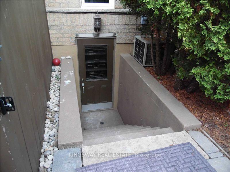 Photo 6 of 9 Kinney Gate, Vaughan, Maple — HOMEH
