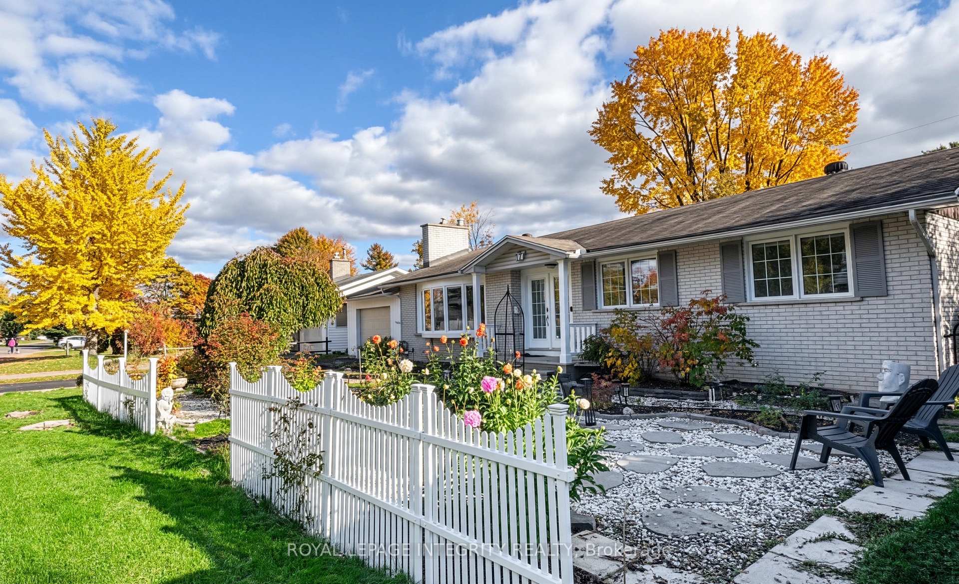 Photo 5 of 44 Millford Avenue, Ottawa, Manordale — HOMEH