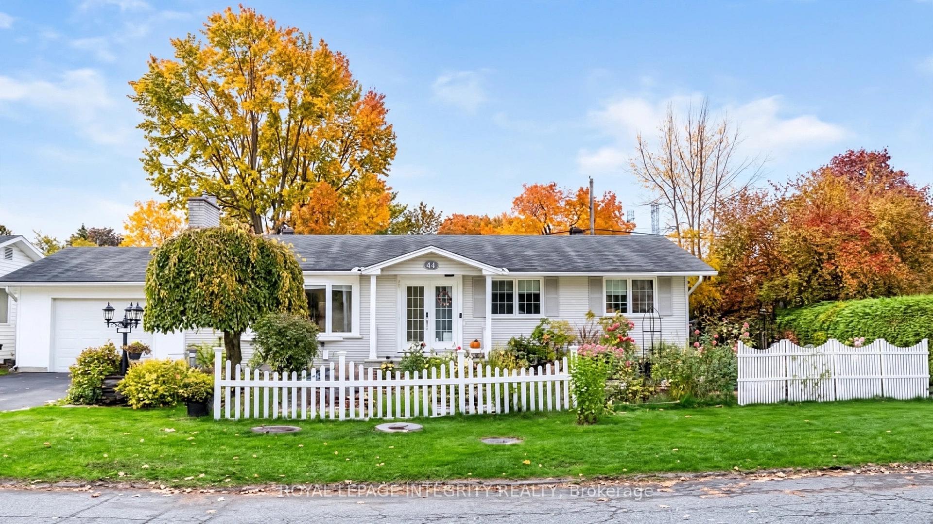 Photo 3 of 44 Millford Avenue, Ottawa, Manordale — HOMEH