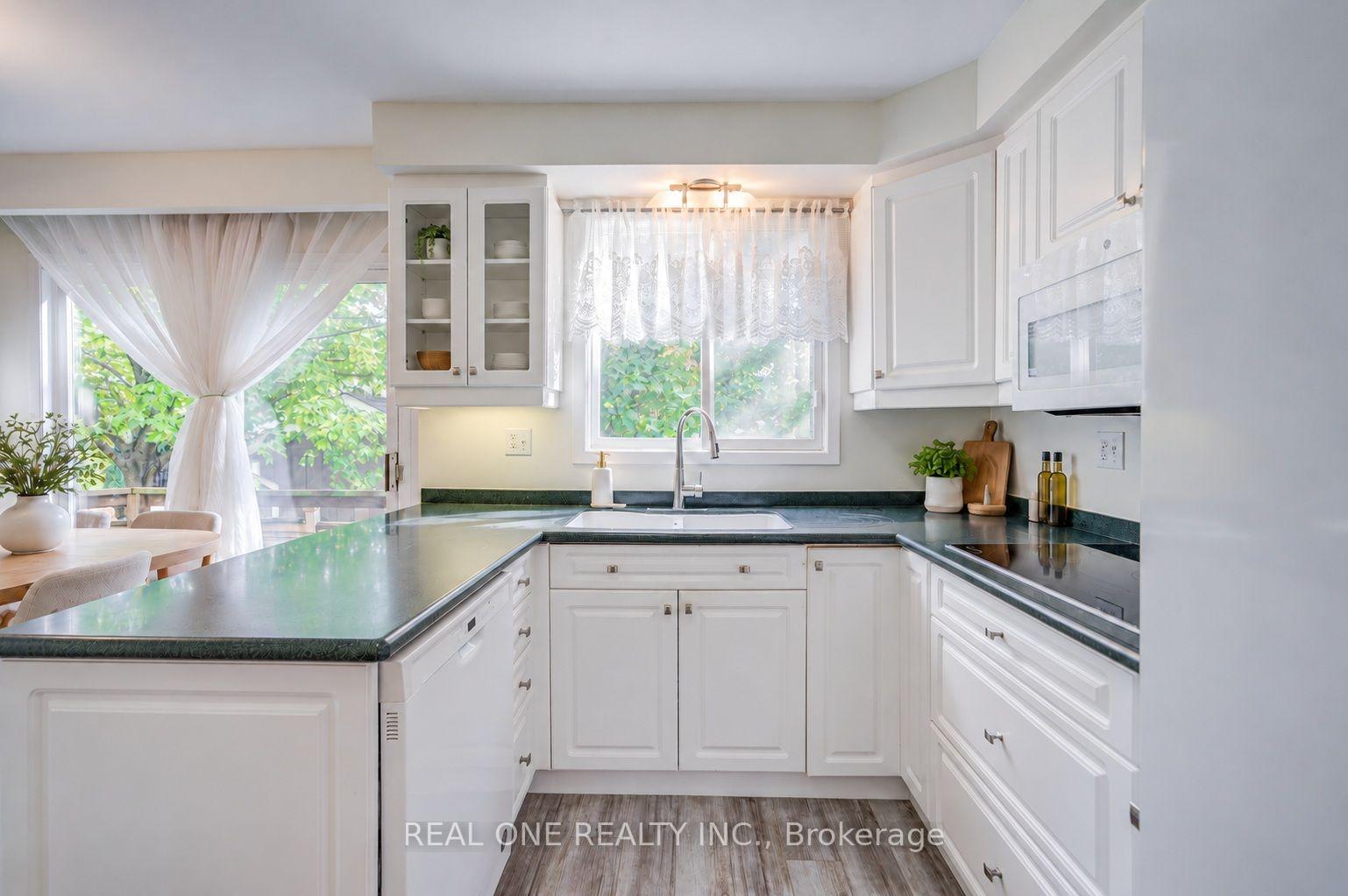 Photo 11 of 401 Swinburne Road, Burlington, Roseland — HOMEH