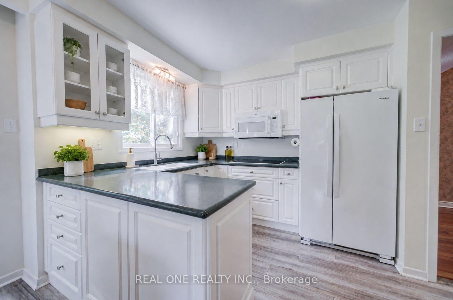 Photo 12 of 401 Swinburne Road, Burlington, Roseland — HOMEH
