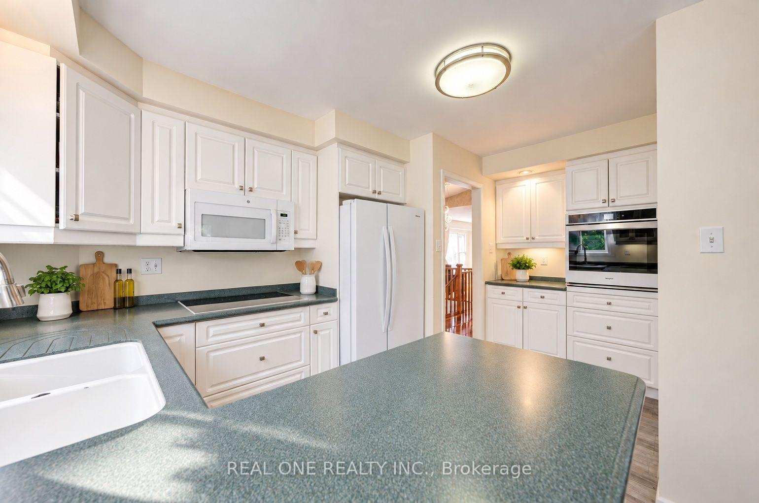 Photo 13 of 401 Swinburne Road, Burlington, Roseland — HOMEH