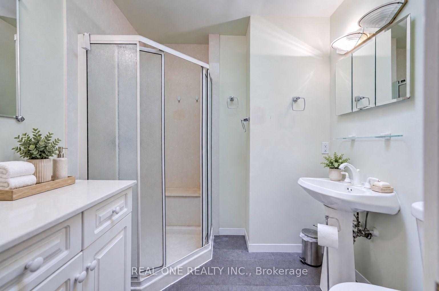 Photo 25 of 401 Swinburne Road, Burlington, Roseland — HOMEH
