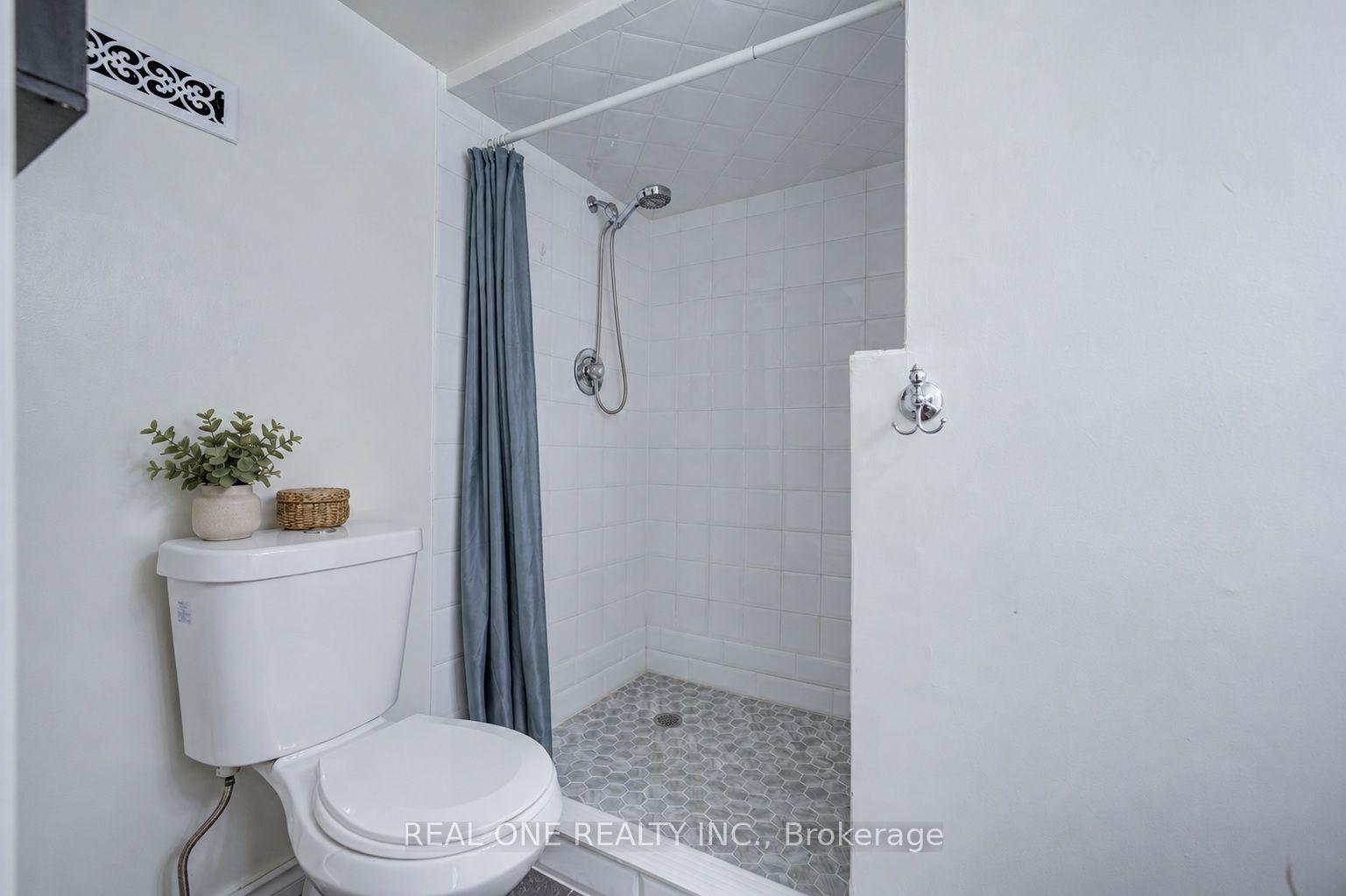 Photo 36 of 401 Swinburne Road, Burlington, Roseland — HOMEH