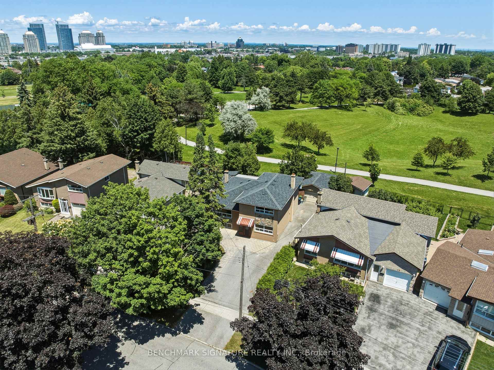 Photo 3 of 51 Baybrook Crescent, Scarborough, Woburn — HOMEH