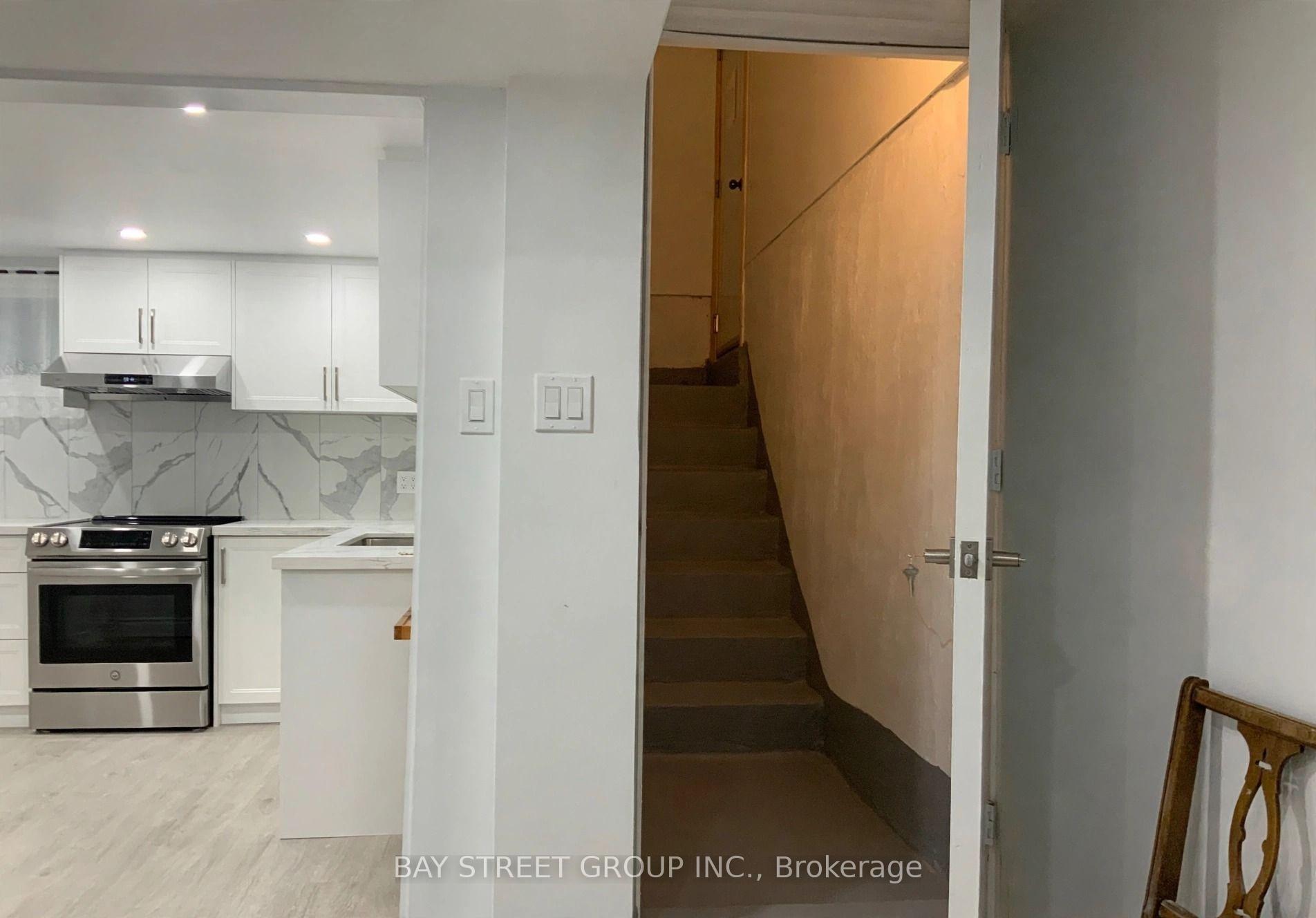 Photo 4 of 32 Barker Court, Markham, Sherwood-Amberglen — HOMEH