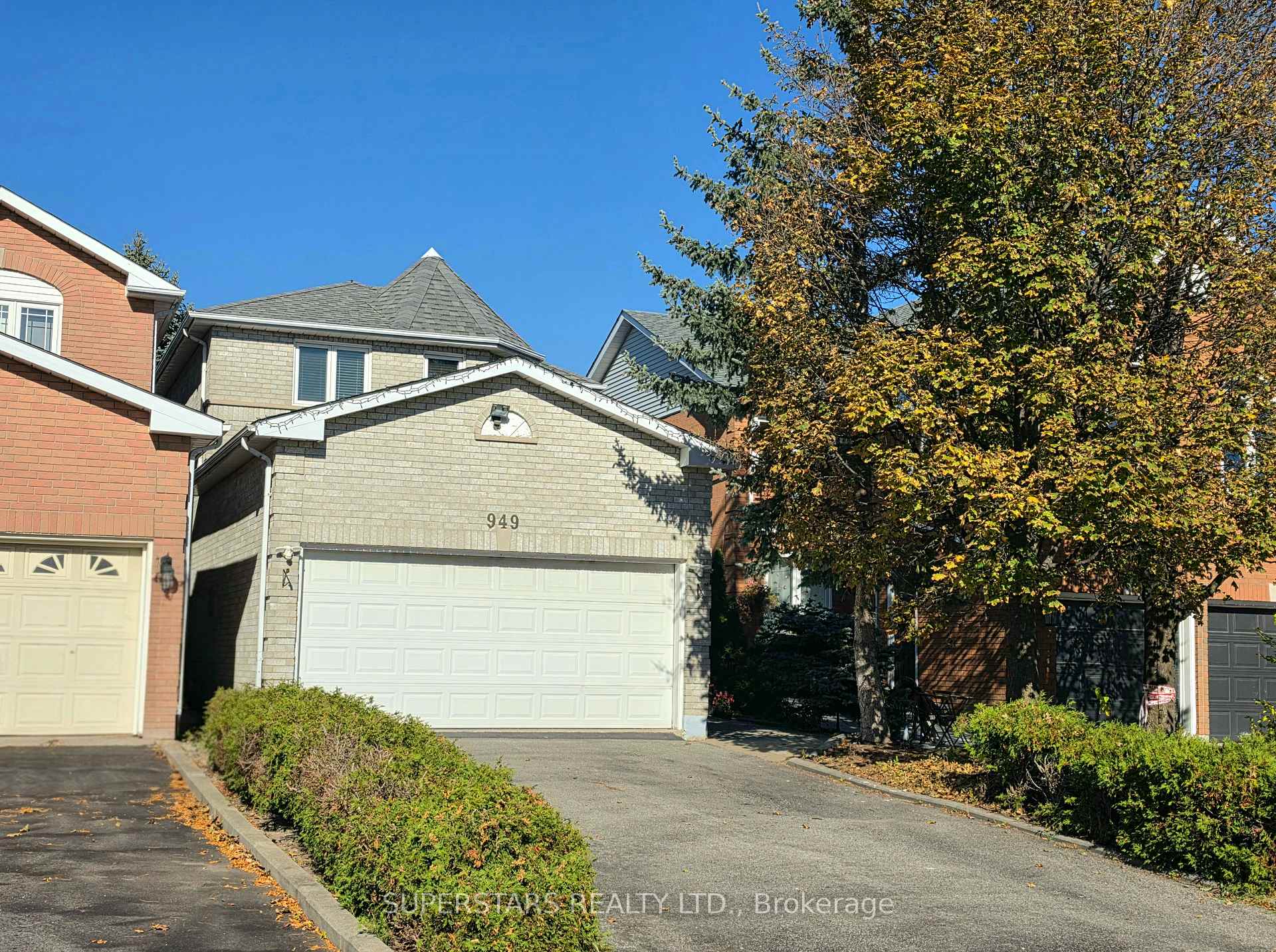 Front of 949 Binscarth Drive