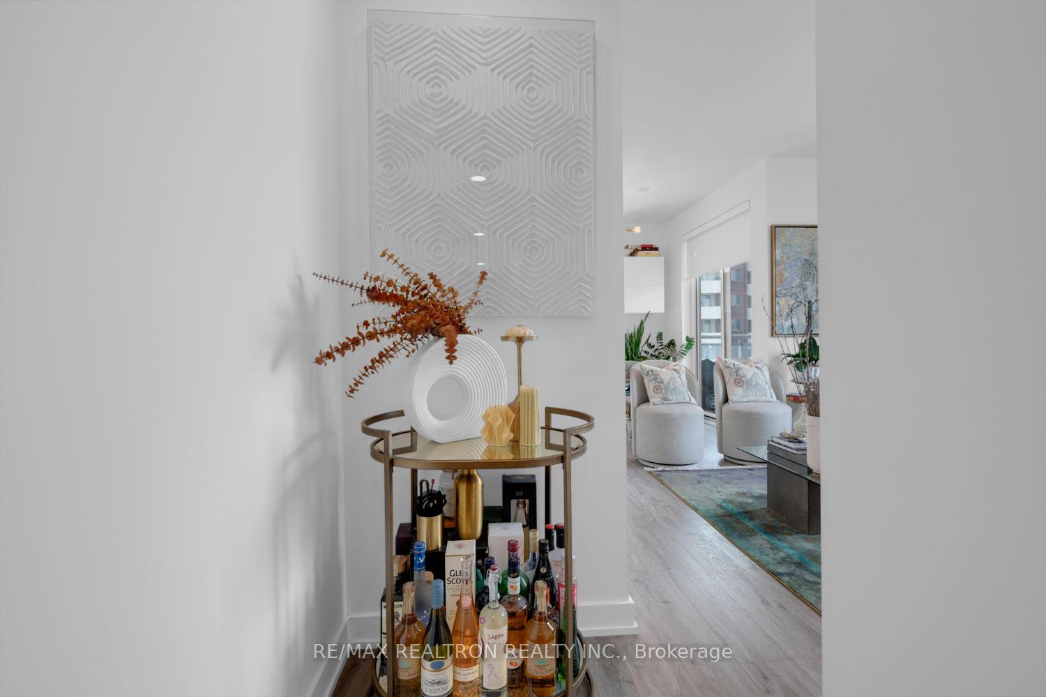 Photo 2 of Unit 507, 1 Cardiff Road, Toronto, Mount Pleasant East — HOMEH