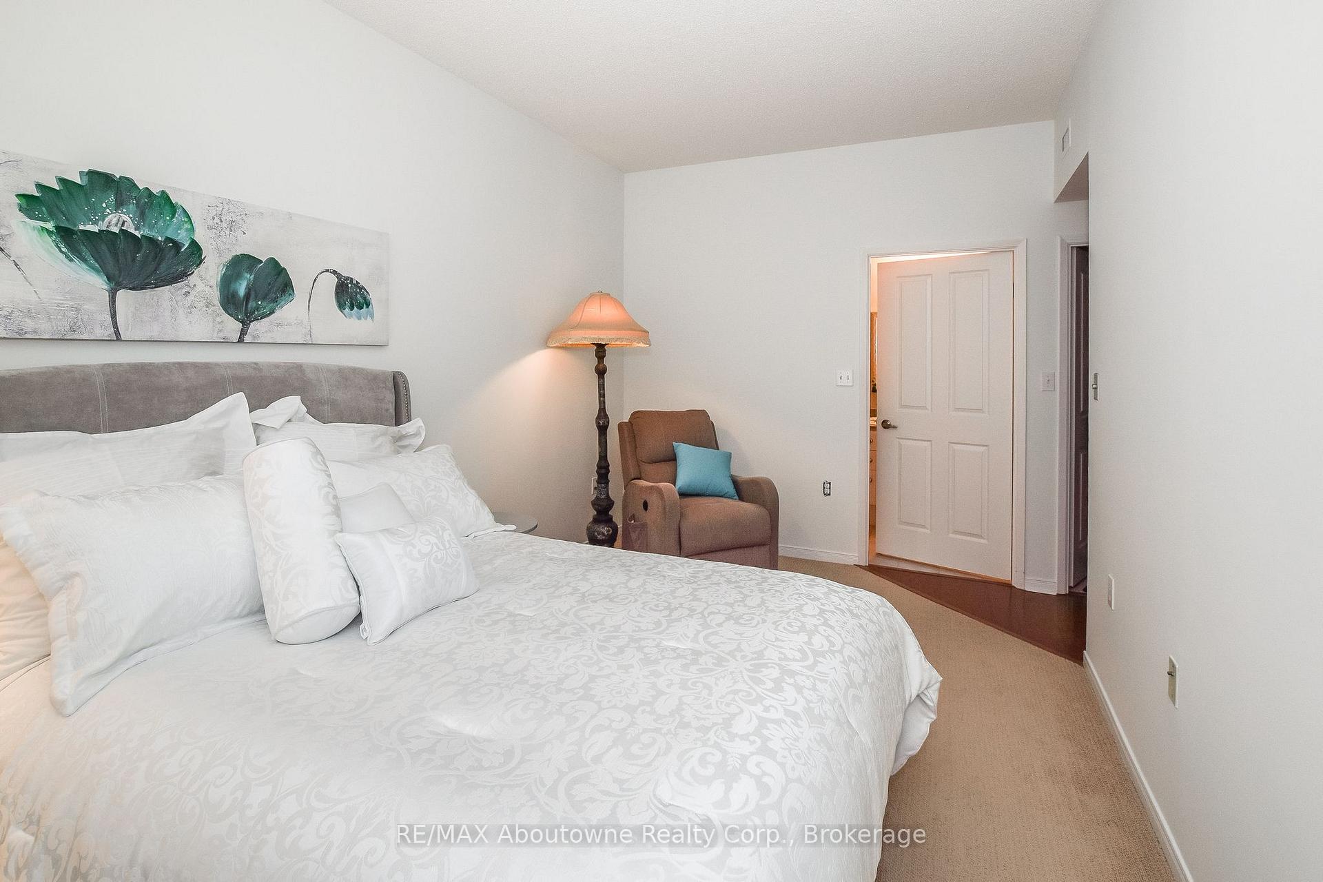 Photo 4 of Unit 110, 2199 Sixth Line, Oakville, River Oaks — HOMEH