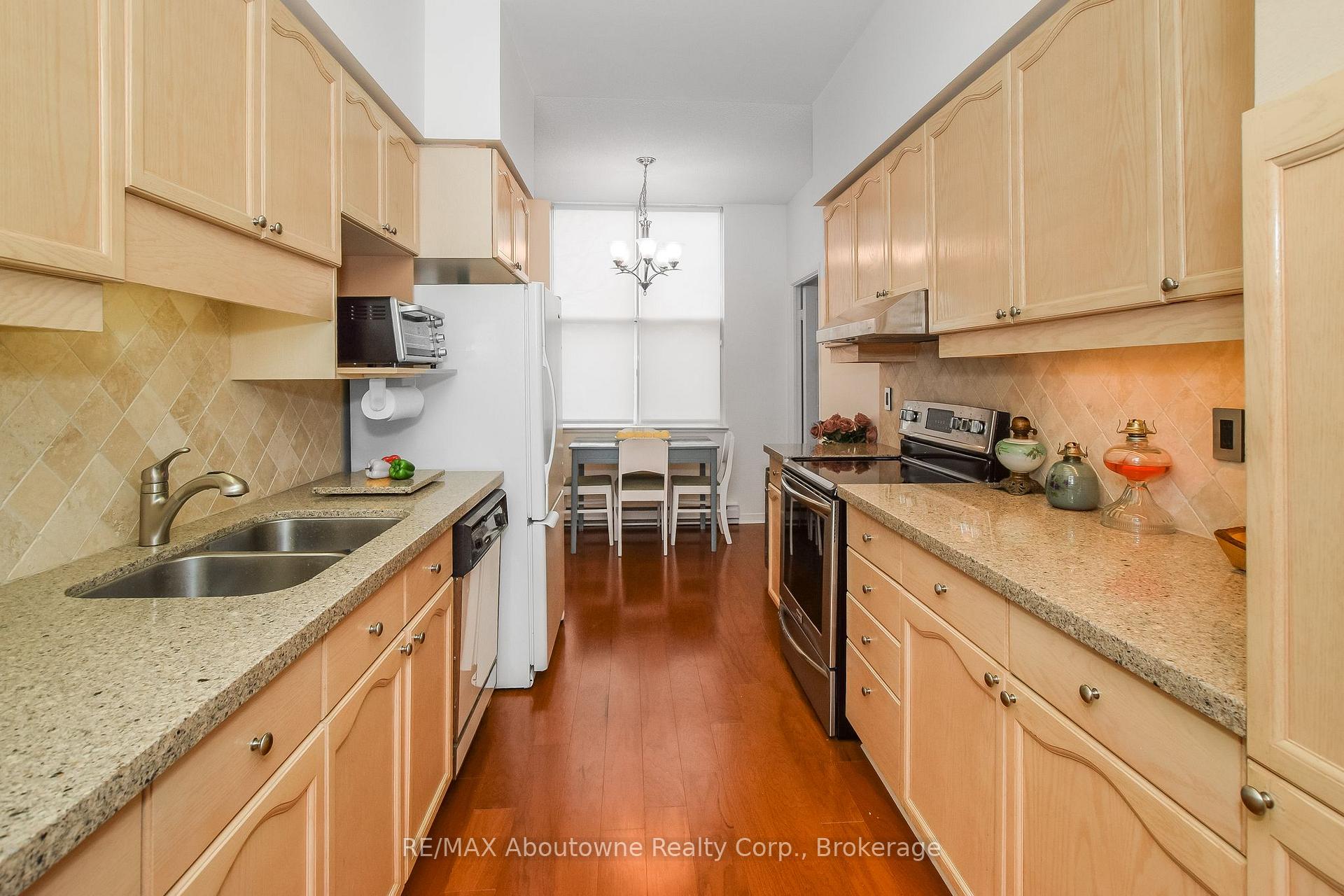 Photo 8 of Unit 110, 2199 Sixth Line, Oakville, River Oaks — HOMEH