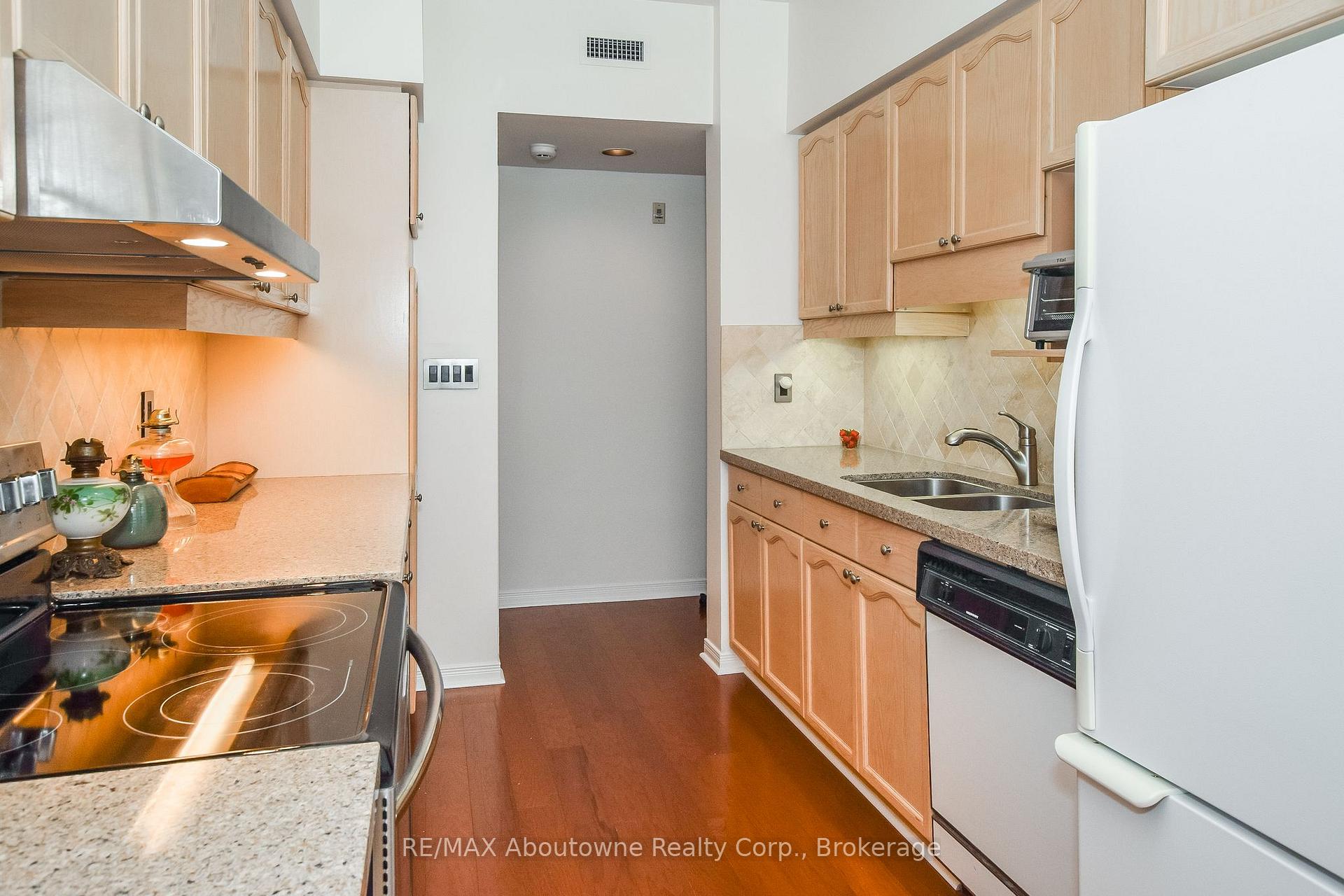 Photo 10 of Unit 110, 2199 Sixth Line, Oakville, River Oaks — HOMEH