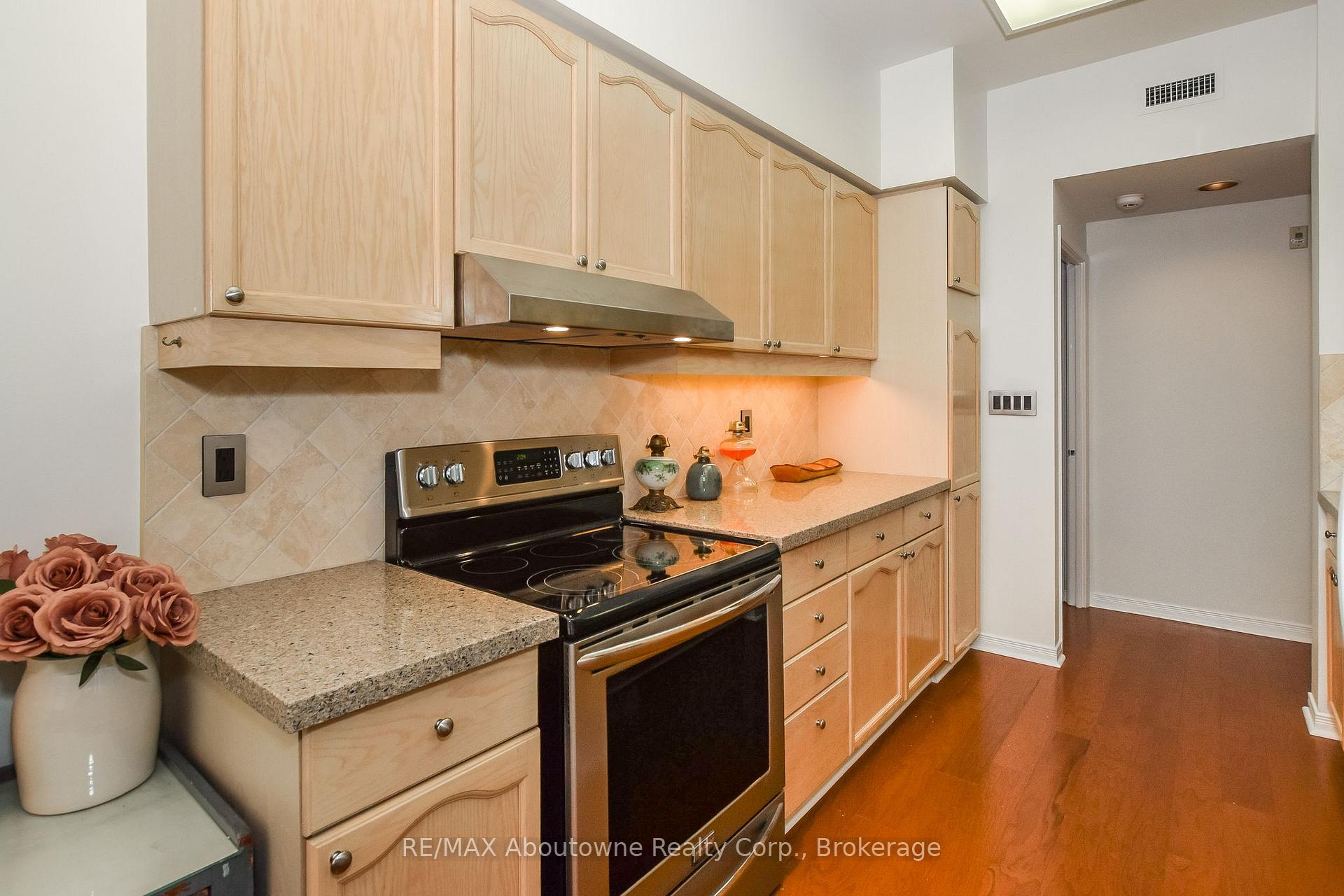 Photo 12 of Unit 110, 2199 Sixth Line, Oakville, River Oaks — HOMEH