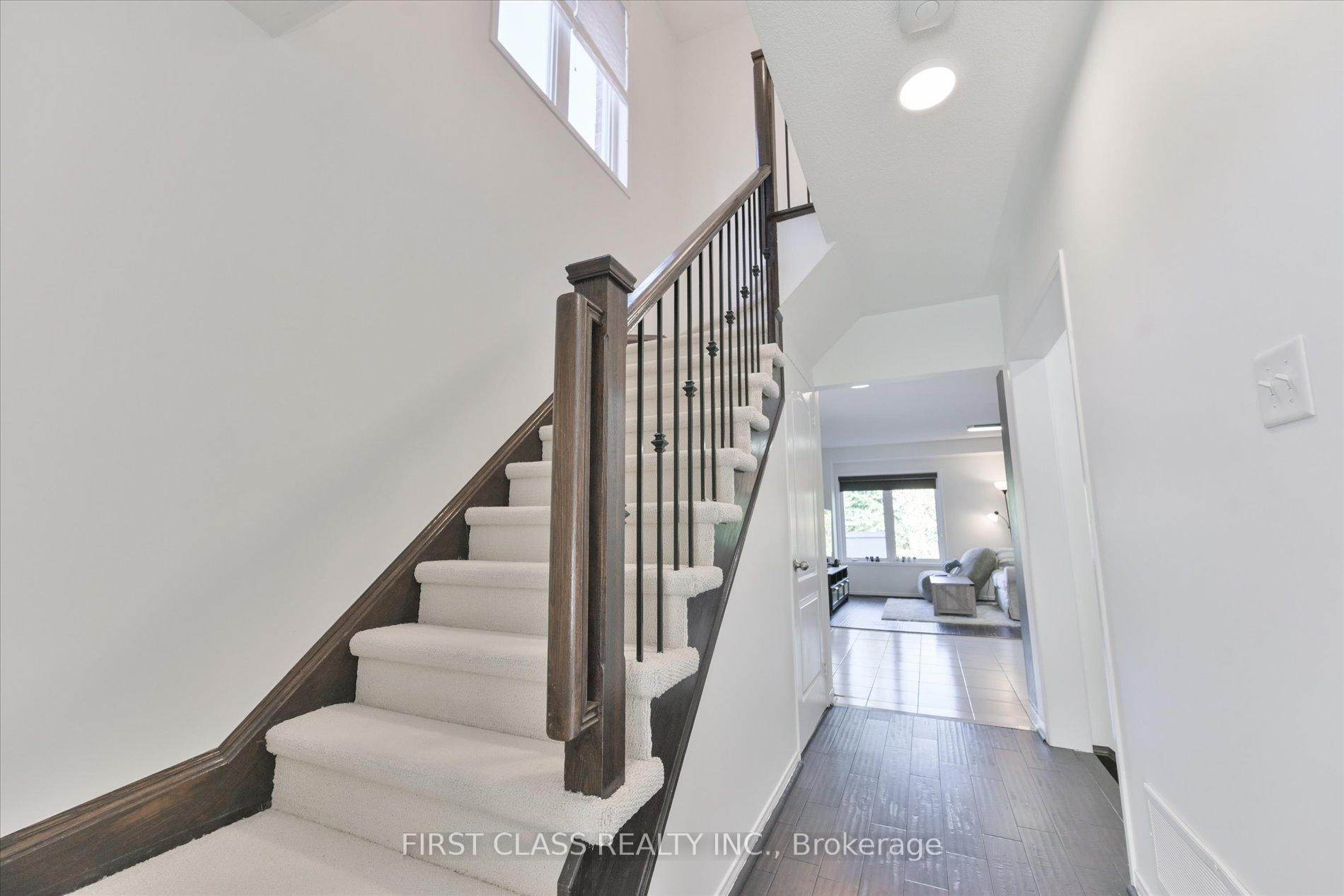 Photo 3 of 41 Northwest Passage, Whitchurch-Stouffville, Stouffville — HOMEH