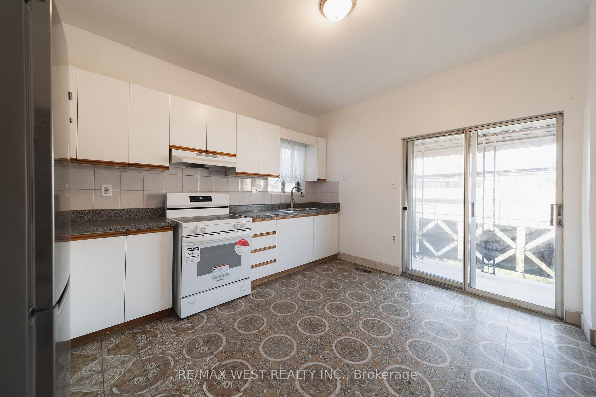 Photo 10 of Unit Main, 862 Ossington Avenue, Toronto, Dovercourt-Wallace Emerson-Junction — HOMEH