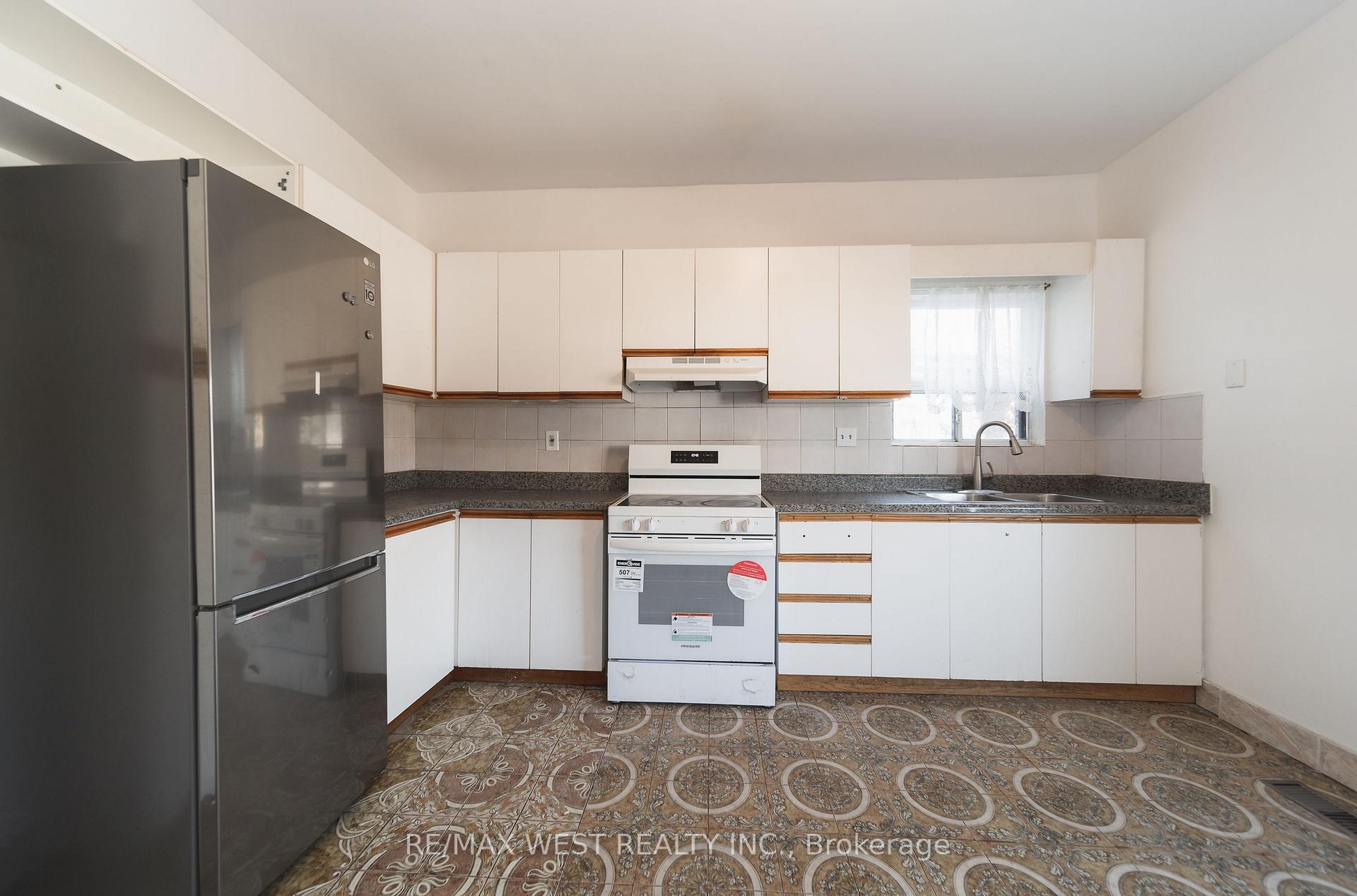 Photo 11 of Unit Main, 862 Ossington Avenue, Toronto, Dovercourt-Wallace Emerson-Junction — HOMEH