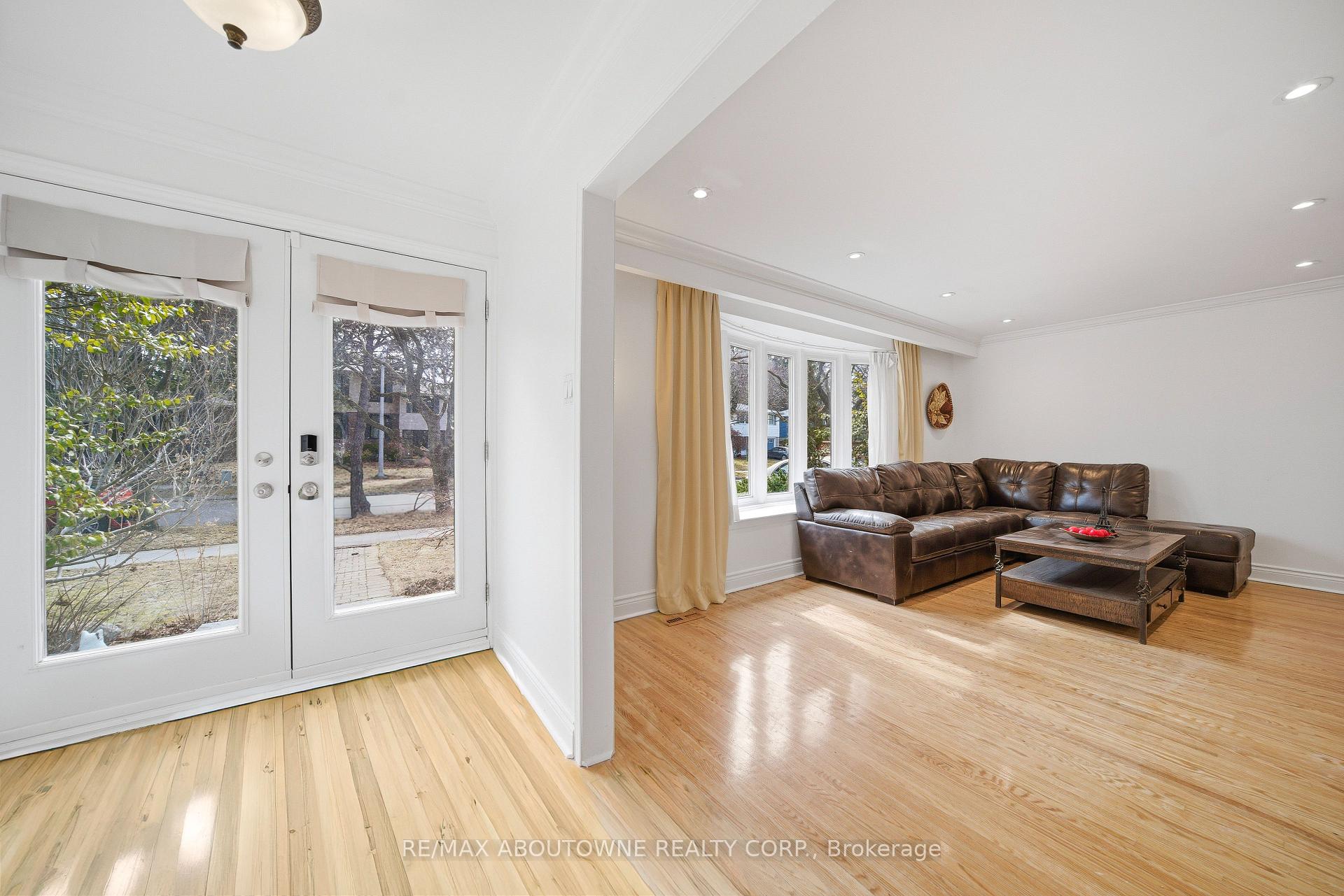 Photo 3 of 481 Anthony Drive, Oakville, Old Oakville — HOMEH