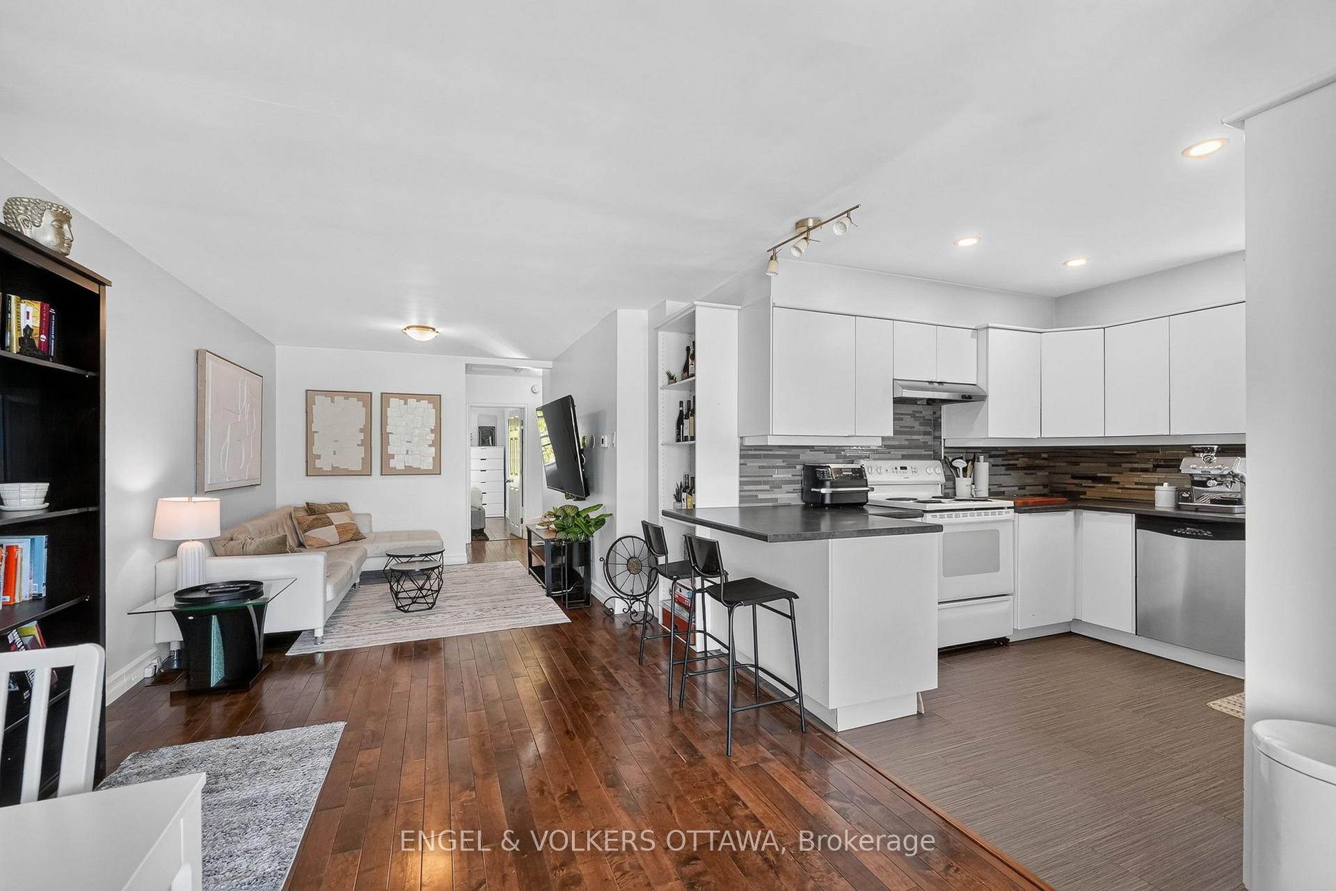 Photo 4 of 392 Fullerton Avenue, Ottawa, Overbrook/Castle Heights — HOMEH