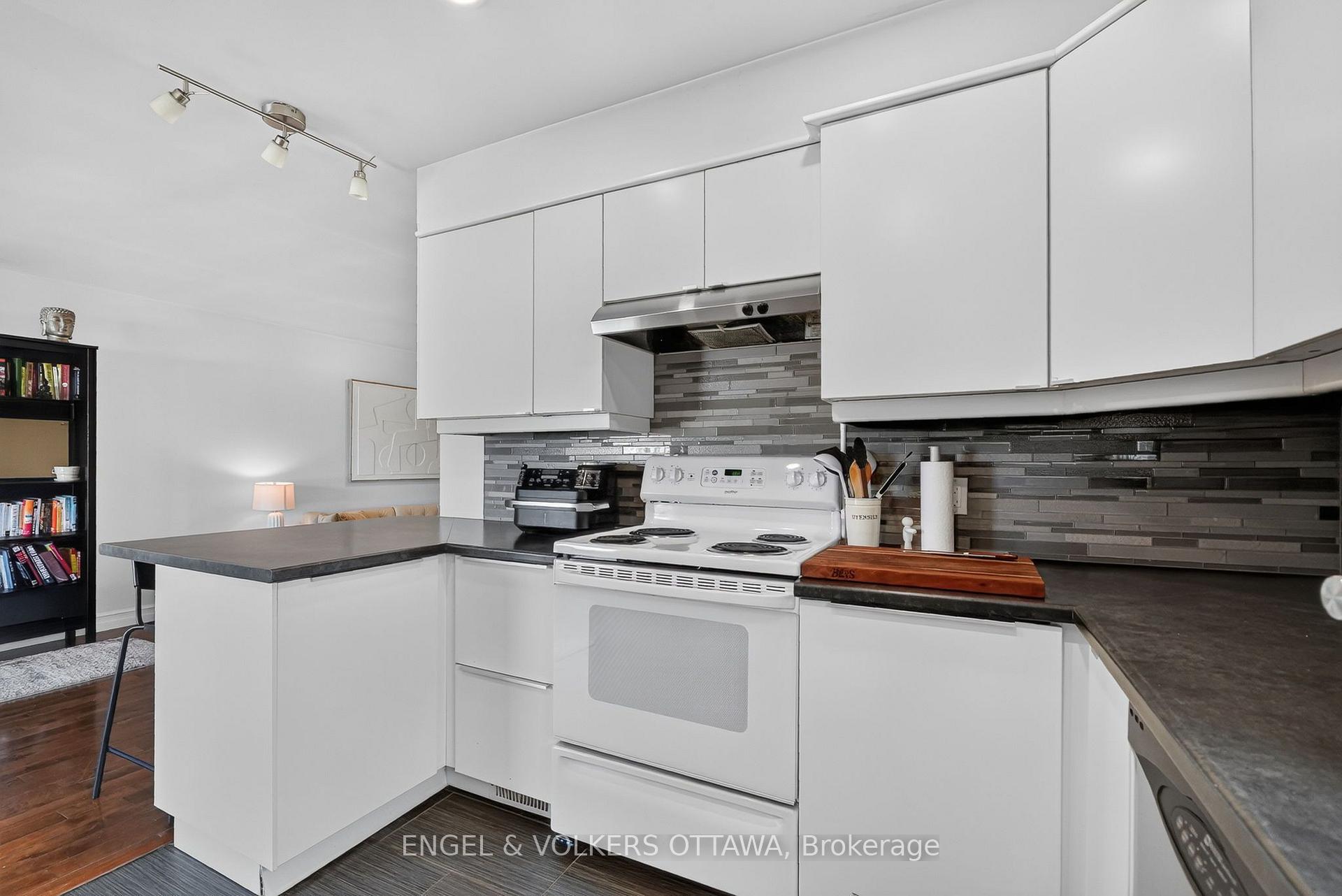 Photo 7 of 392 Fullerton Avenue, Ottawa, Overbrook/Castle Heights — HOMEH