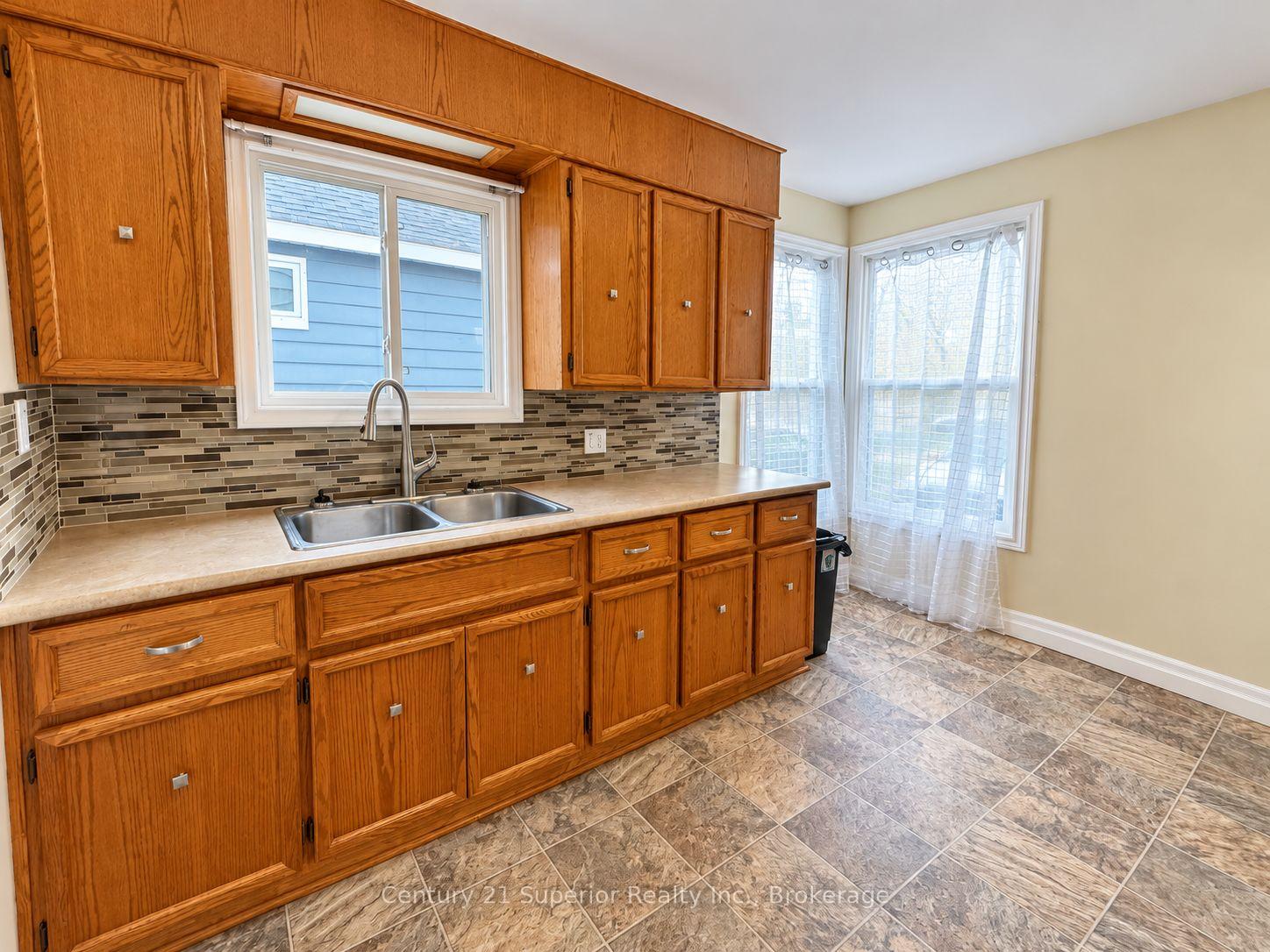Photo 12 of 632 Vickers Street N, Thunder Bay, McKeller Park — HOMEH