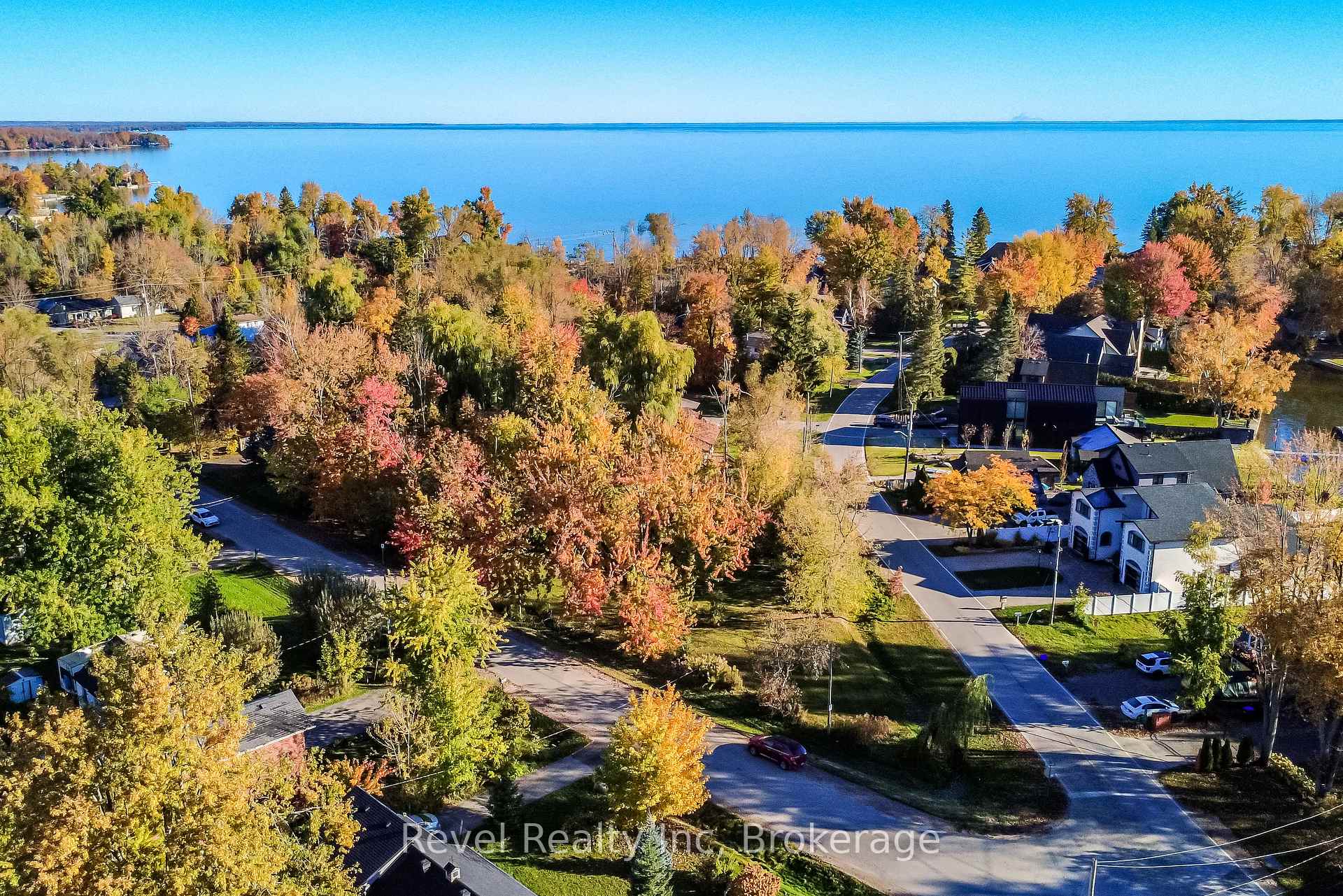 Photo 5 of 2354 Crystal Beach Road, Innisfil, Alcona — HOMEH
