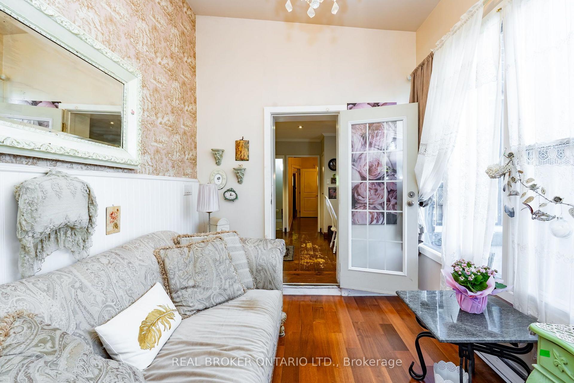 Photo 12 of 253 Bartlett Avenue, Toronto, Dovercourt-Wallace Emerson-Junction — HOMEH