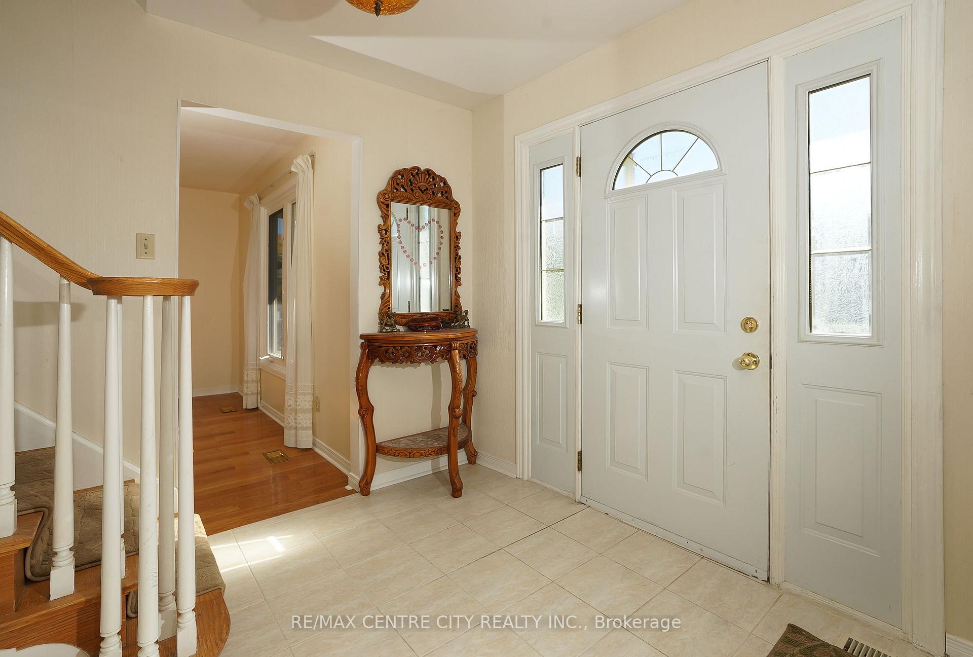 Photo 3 of 1096 Viscount Road, London, South M — HOMEH