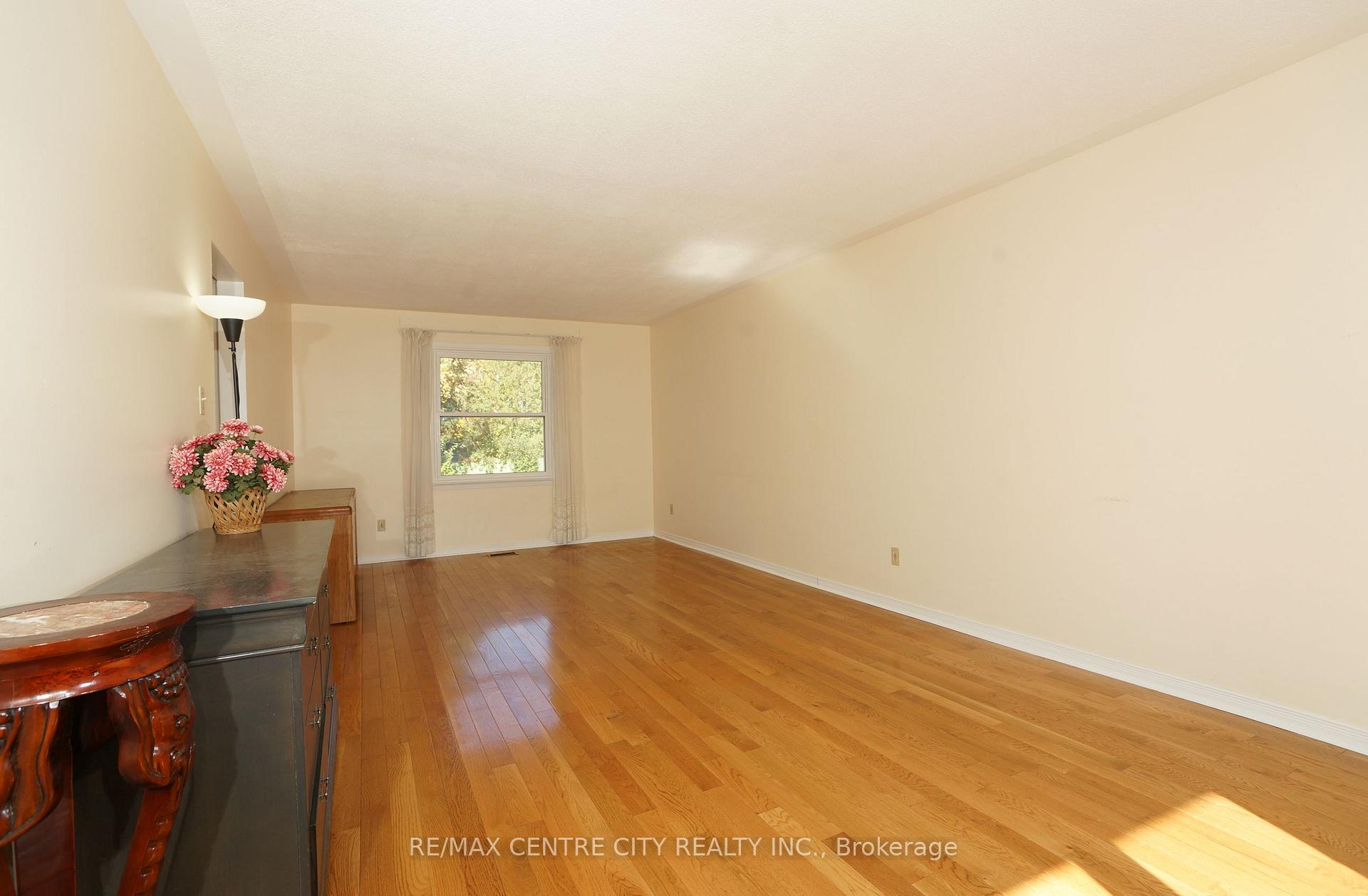 Photo 5 of 1096 Viscount Road, London, South M — HOMEH