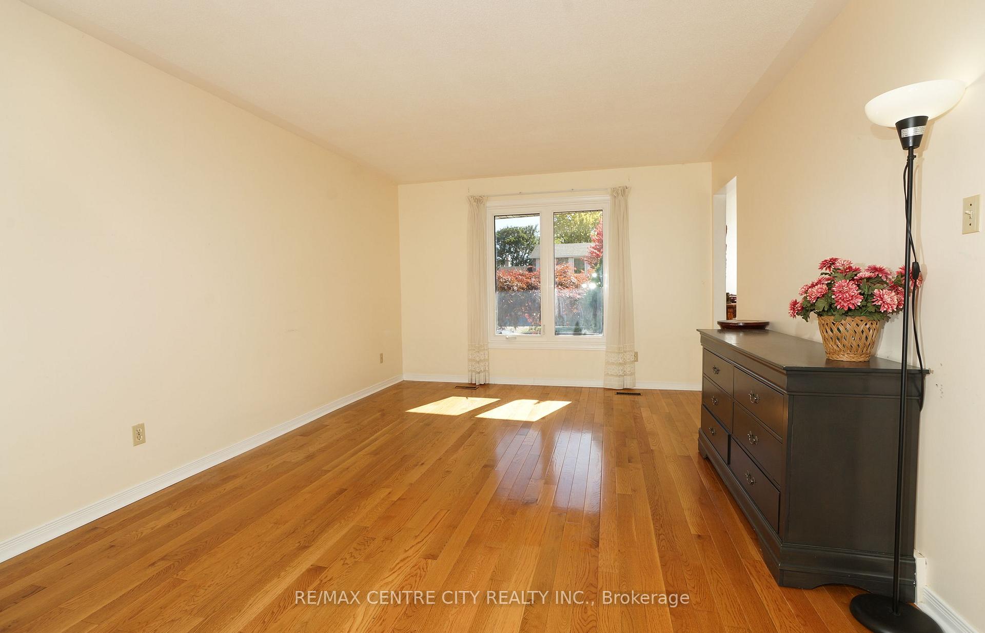 Photo 6 of 1096 Viscount Road, London, South M — HOMEH