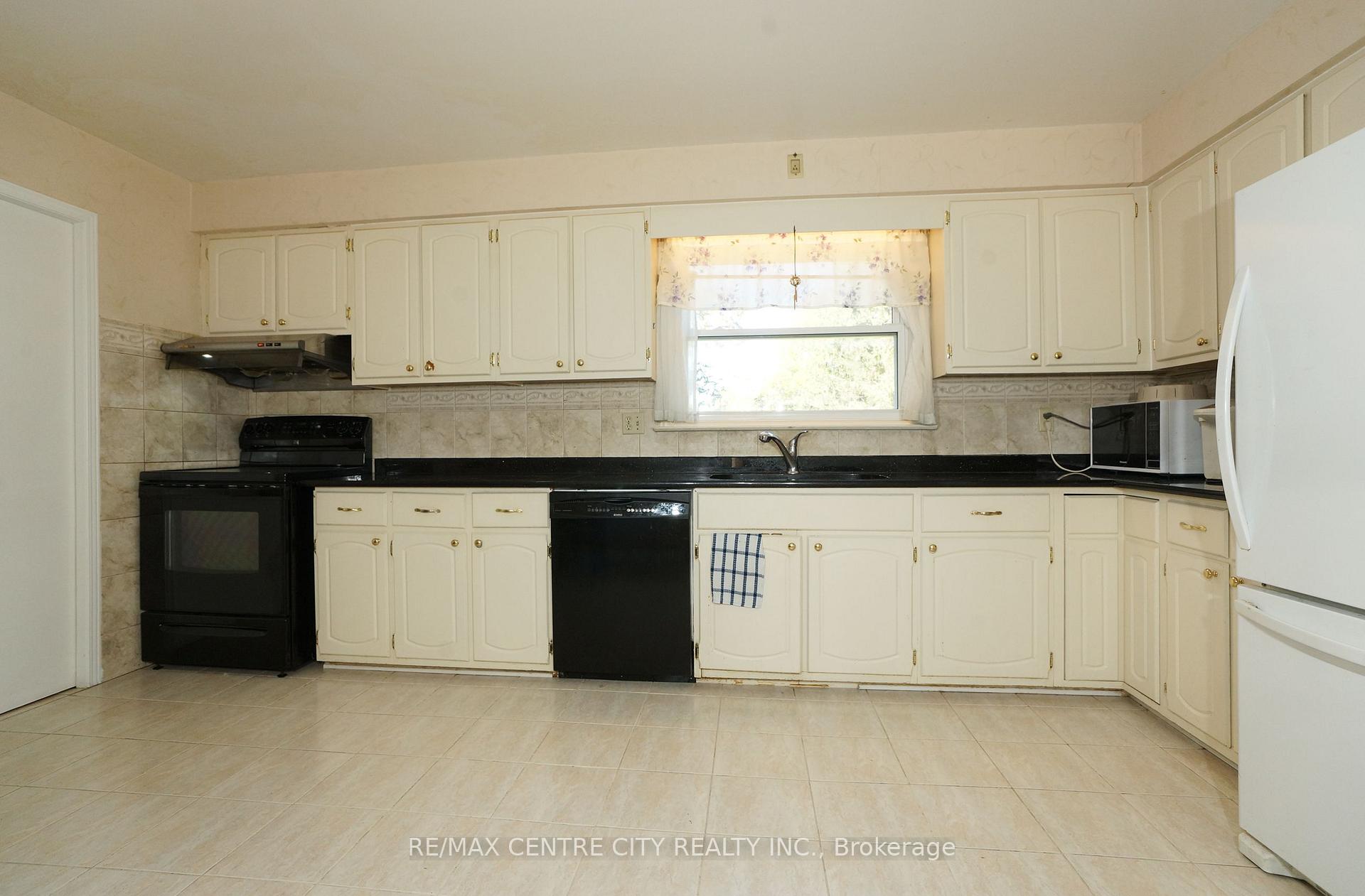 Photo 8 of 1096 Viscount Road, London, South M — HOMEH