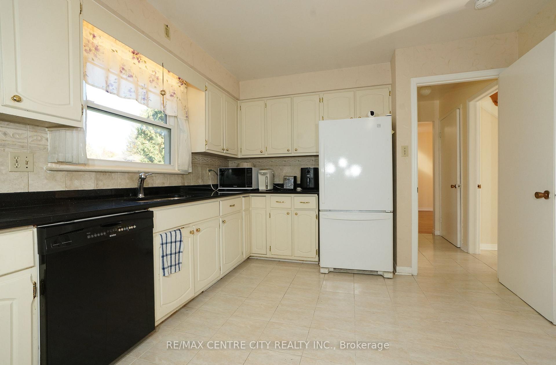 Photo 9 of 1096 Viscount Road, London, South M — HOMEH
