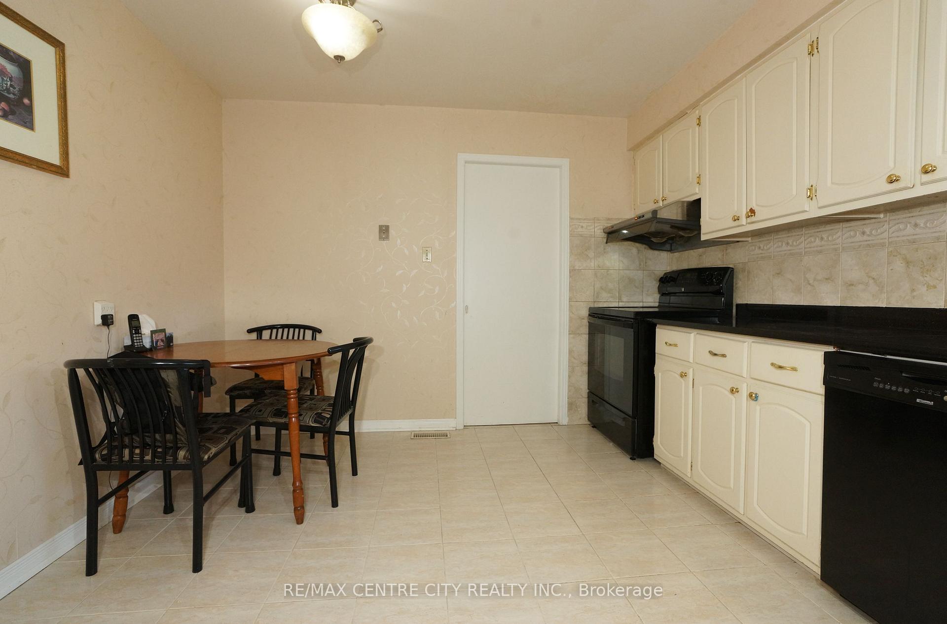 Photo 10 of 1096 Viscount Road, London, South M — HOMEH