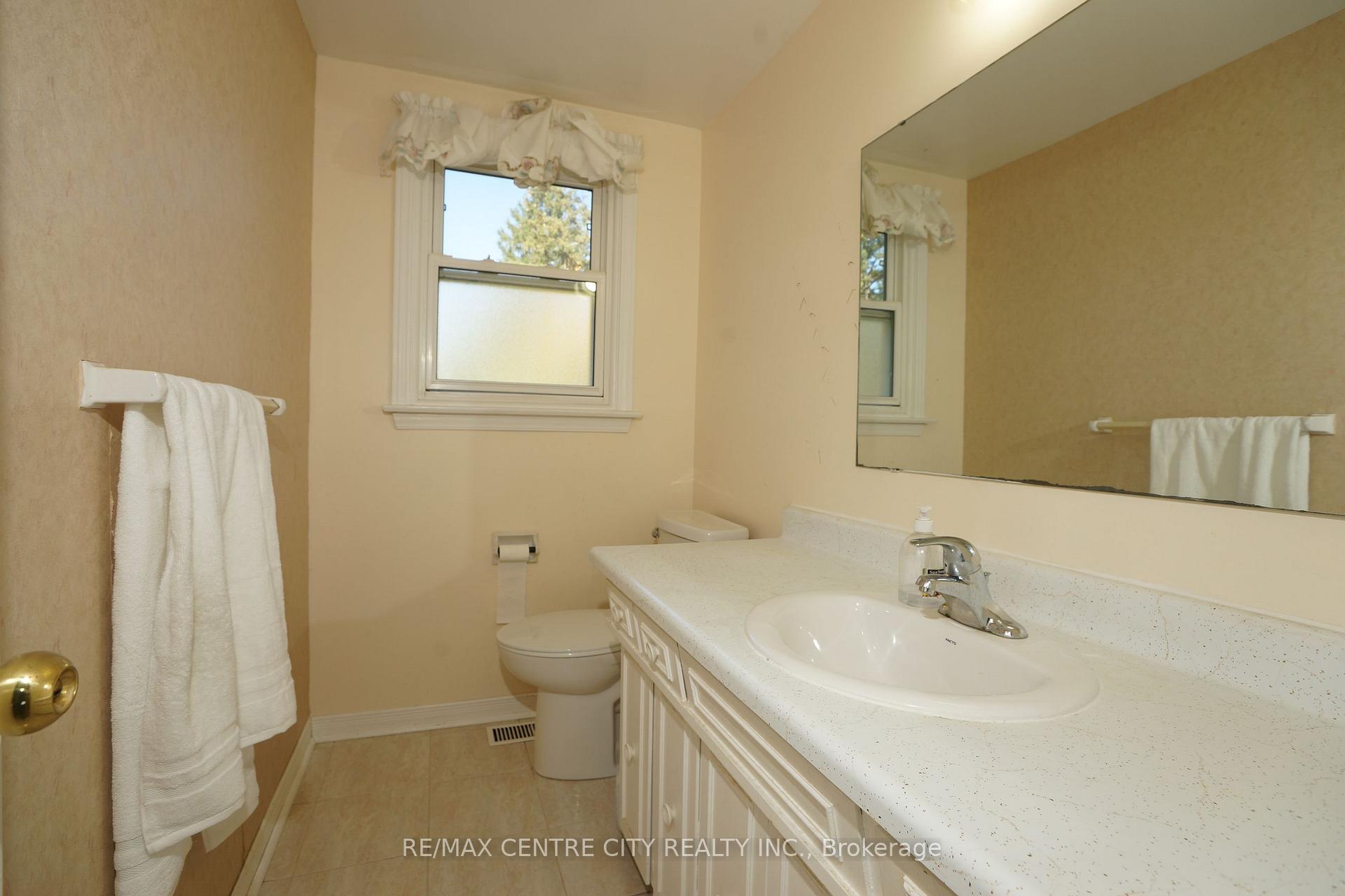 Photo 12 of 1096 Viscount Road, London, South M — HOMEH