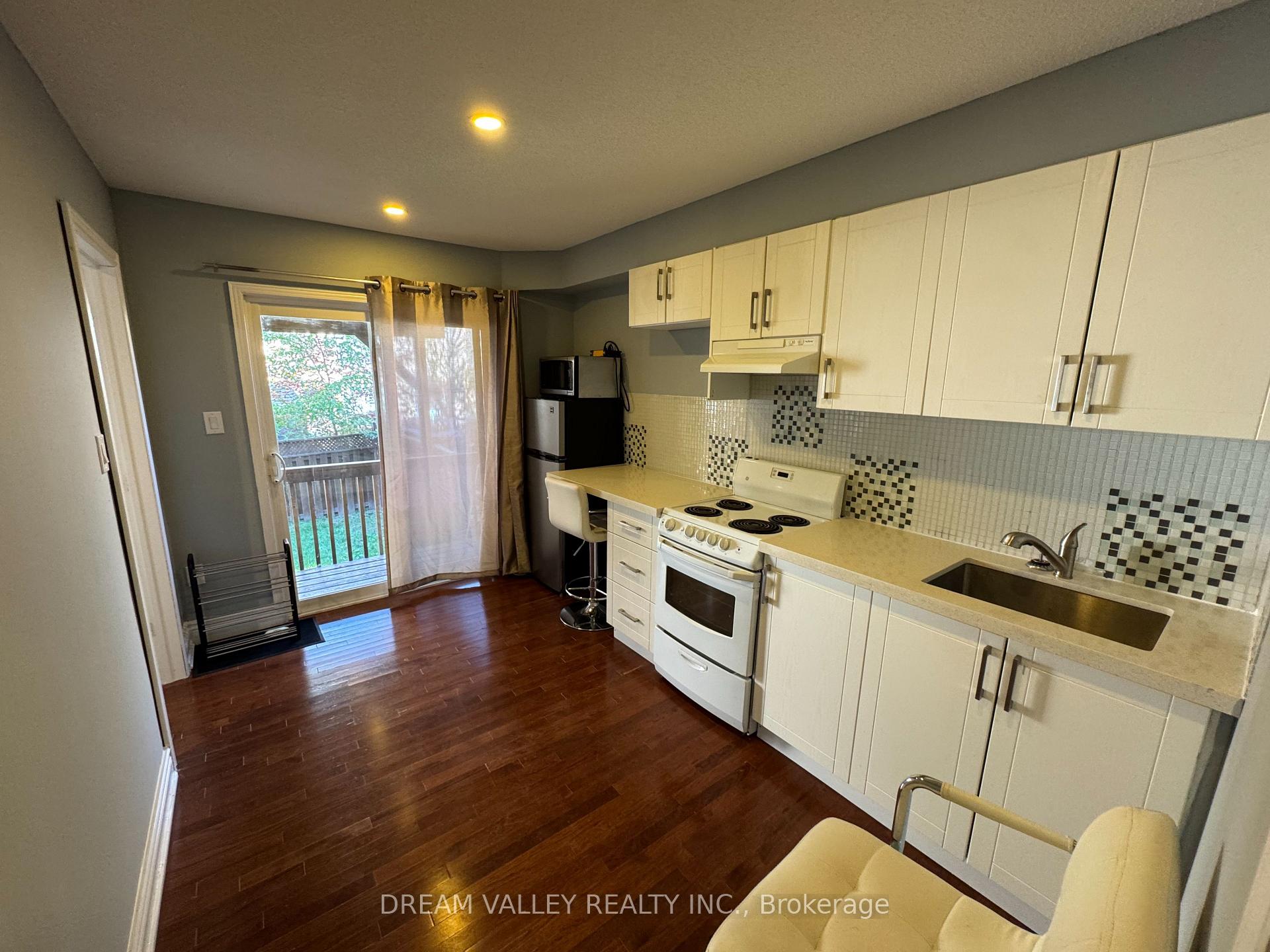Photo 1 of 18 Wilkes Crescent, Scarborough, Clairlea-Birchmount — HOMEH