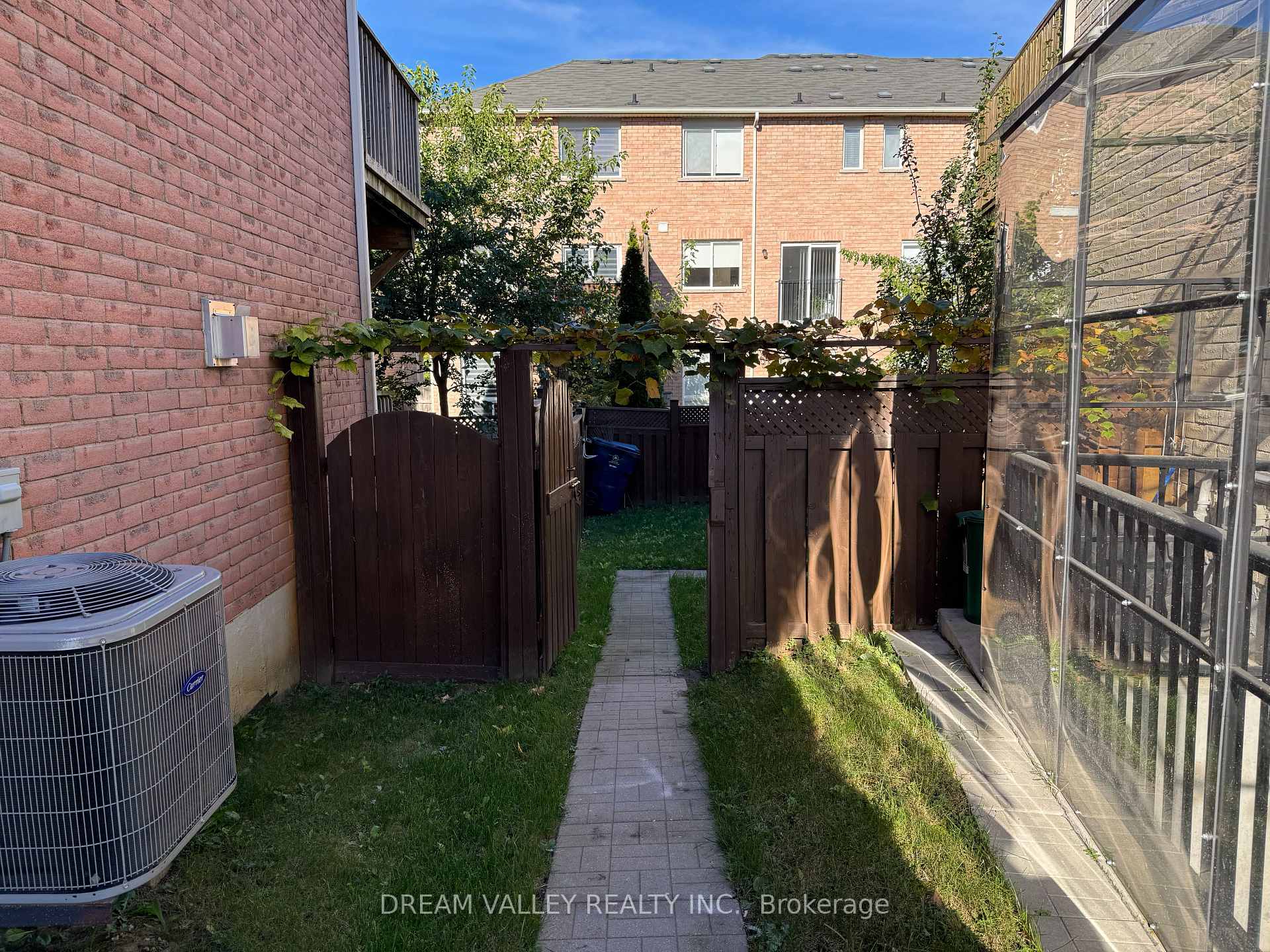Photo 2 of 18 Wilkes Crescent, Scarborough, Clairlea-Birchmount — HOMEH