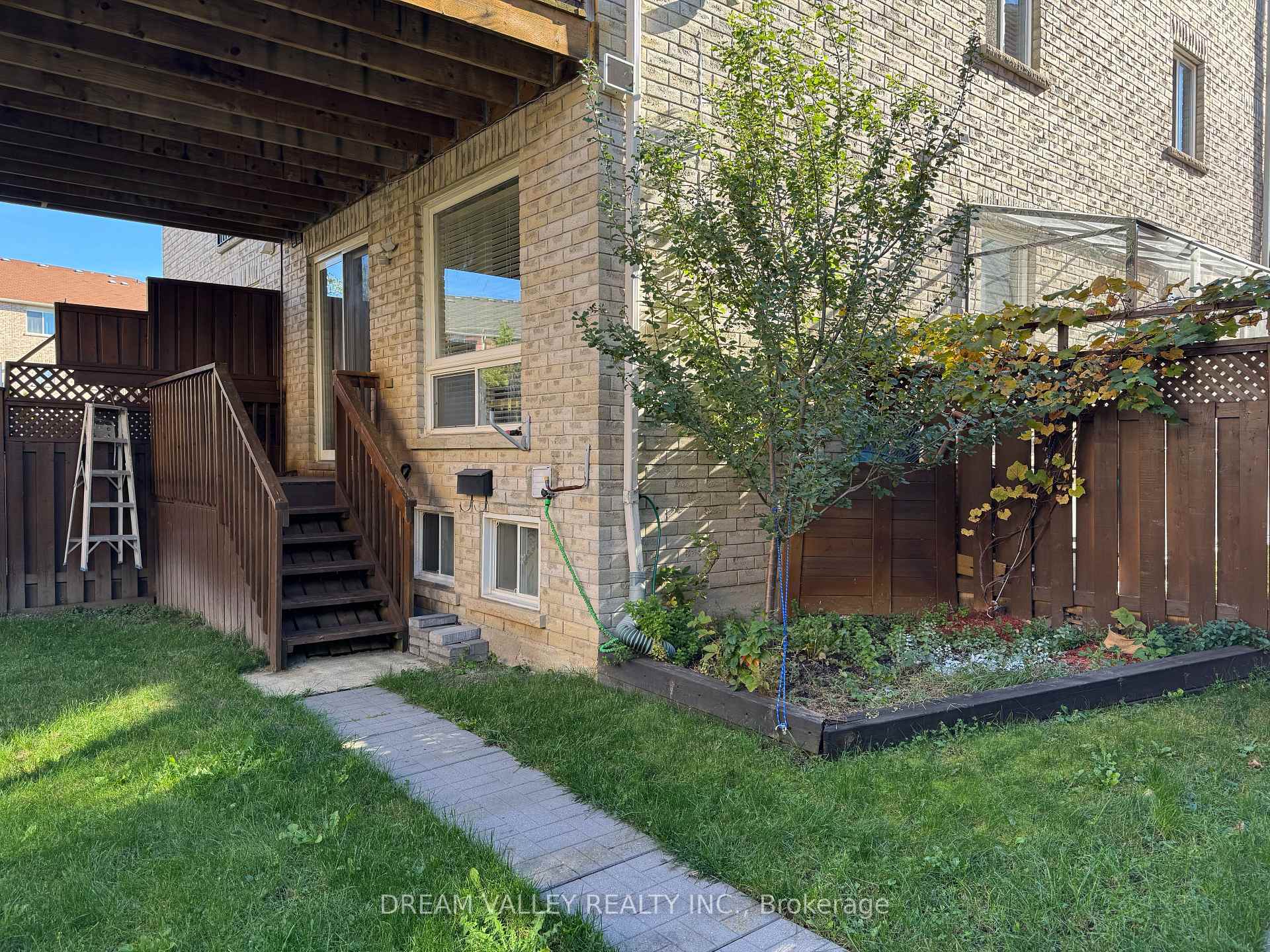 Photo 3 of 18 Wilkes Crescent, Scarborough, Clairlea-Birchmount — HOMEH