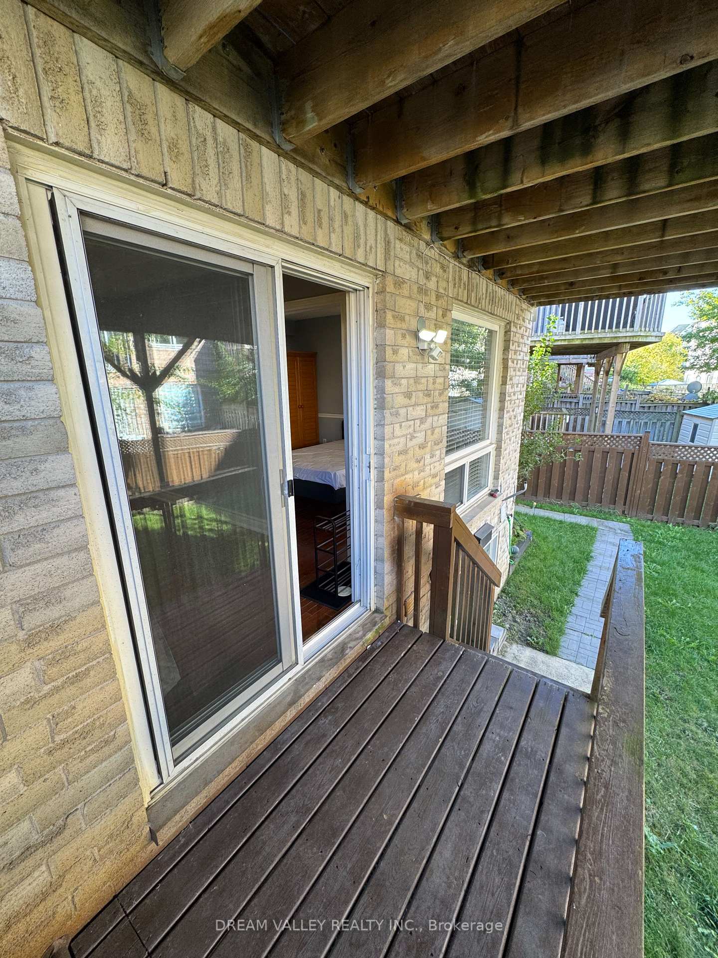 Photo 4 of 18 Wilkes Crescent, Scarborough, Clairlea-Birchmount — HOMEH