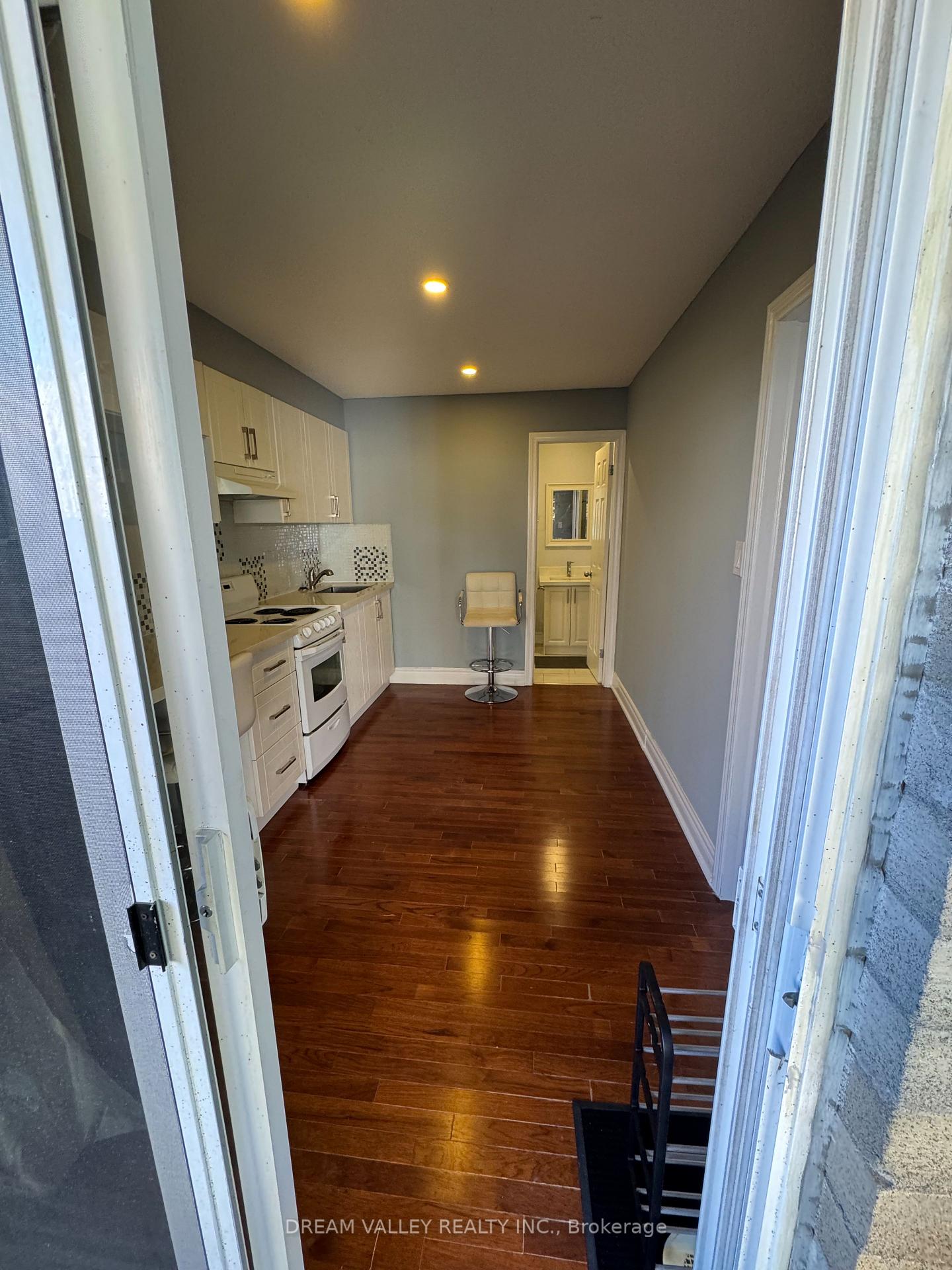 Photo 5 of 18 Wilkes Crescent, Scarborough, Clairlea-Birchmount — HOMEH