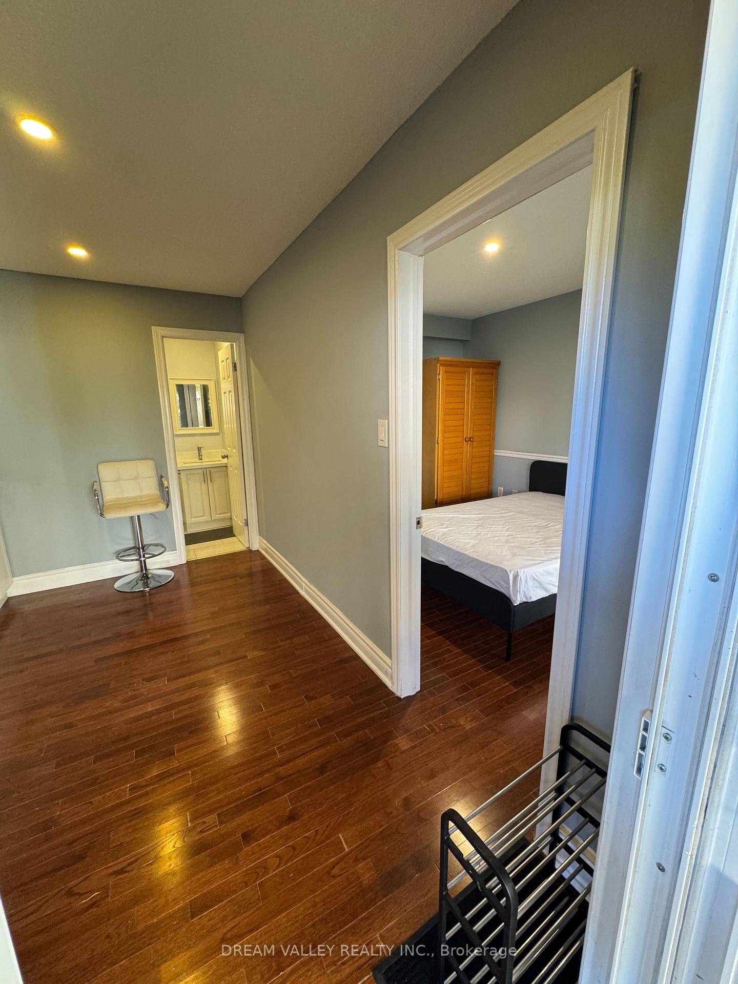 Photo 6 of 18 Wilkes Crescent, Scarborough, Clairlea-Birchmount — HOMEH