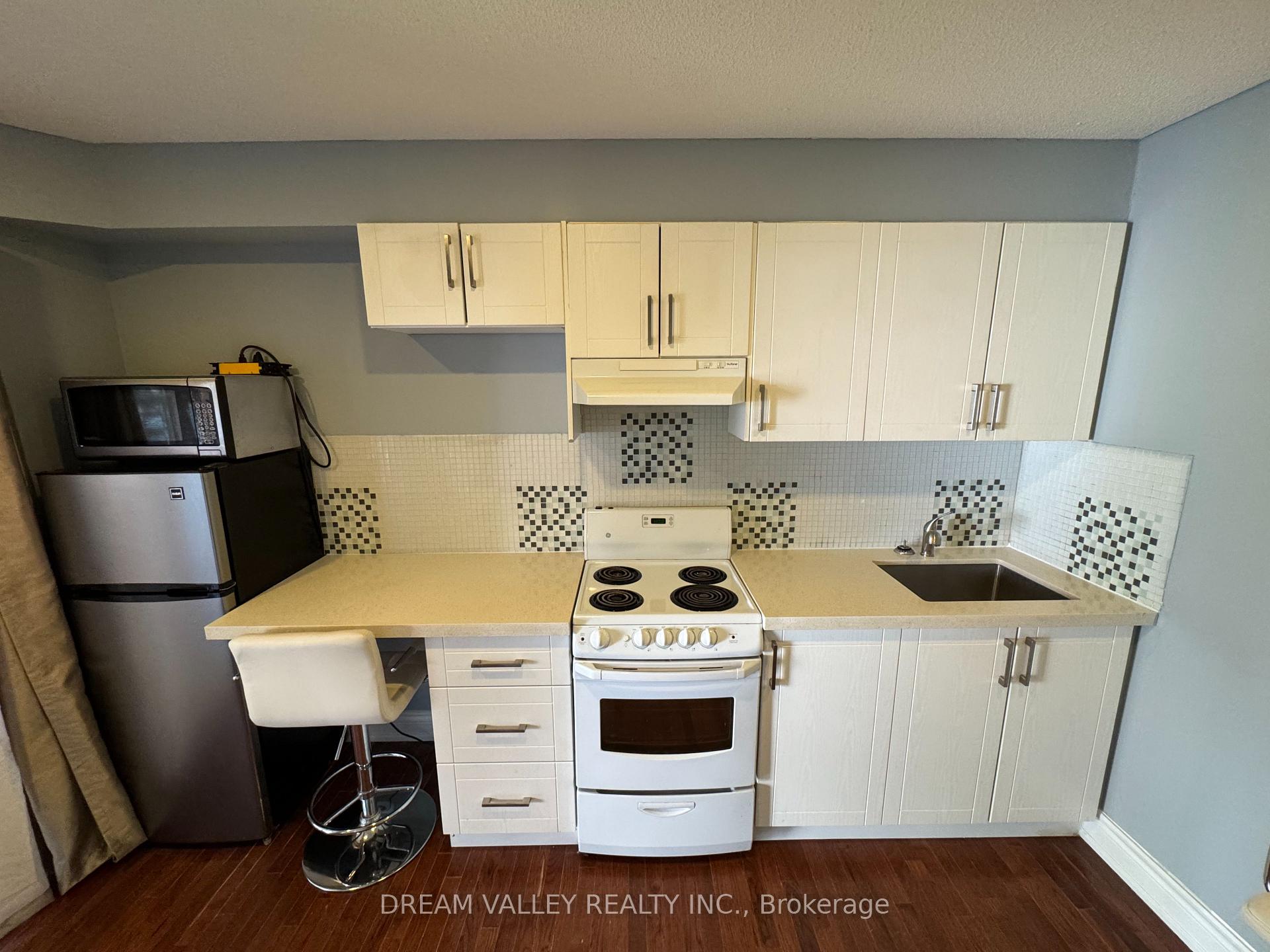 Photo 7 of 18 Wilkes Crescent, Scarborough, Clairlea-Birchmount — HOMEH
