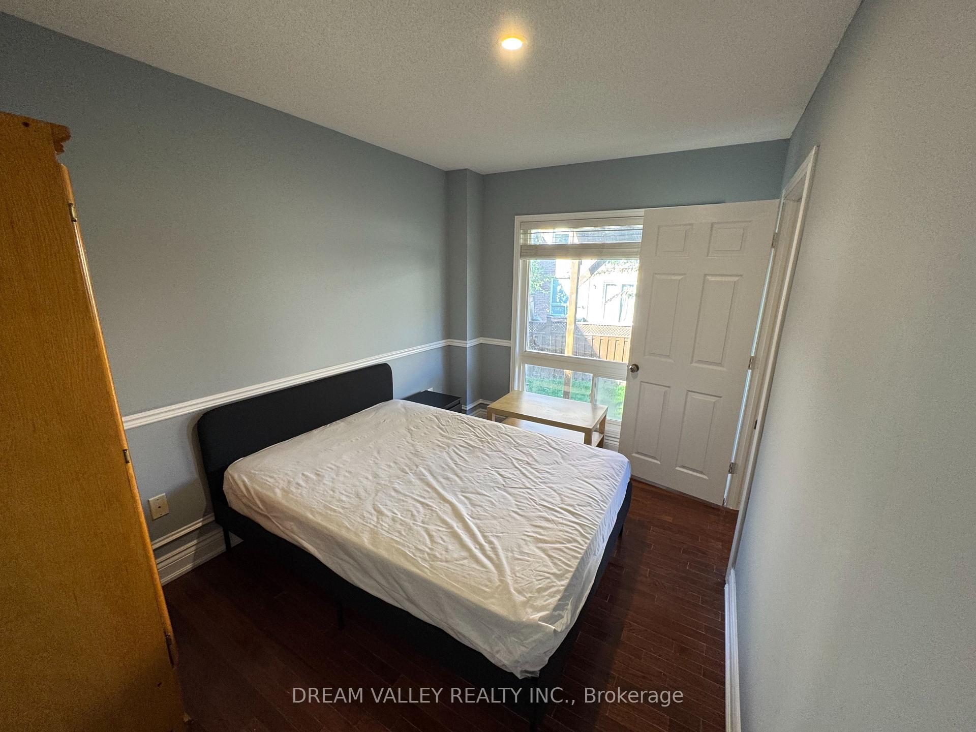 Photo 8 of 18 Wilkes Crescent, Scarborough, Clairlea-Birchmount — HOMEH