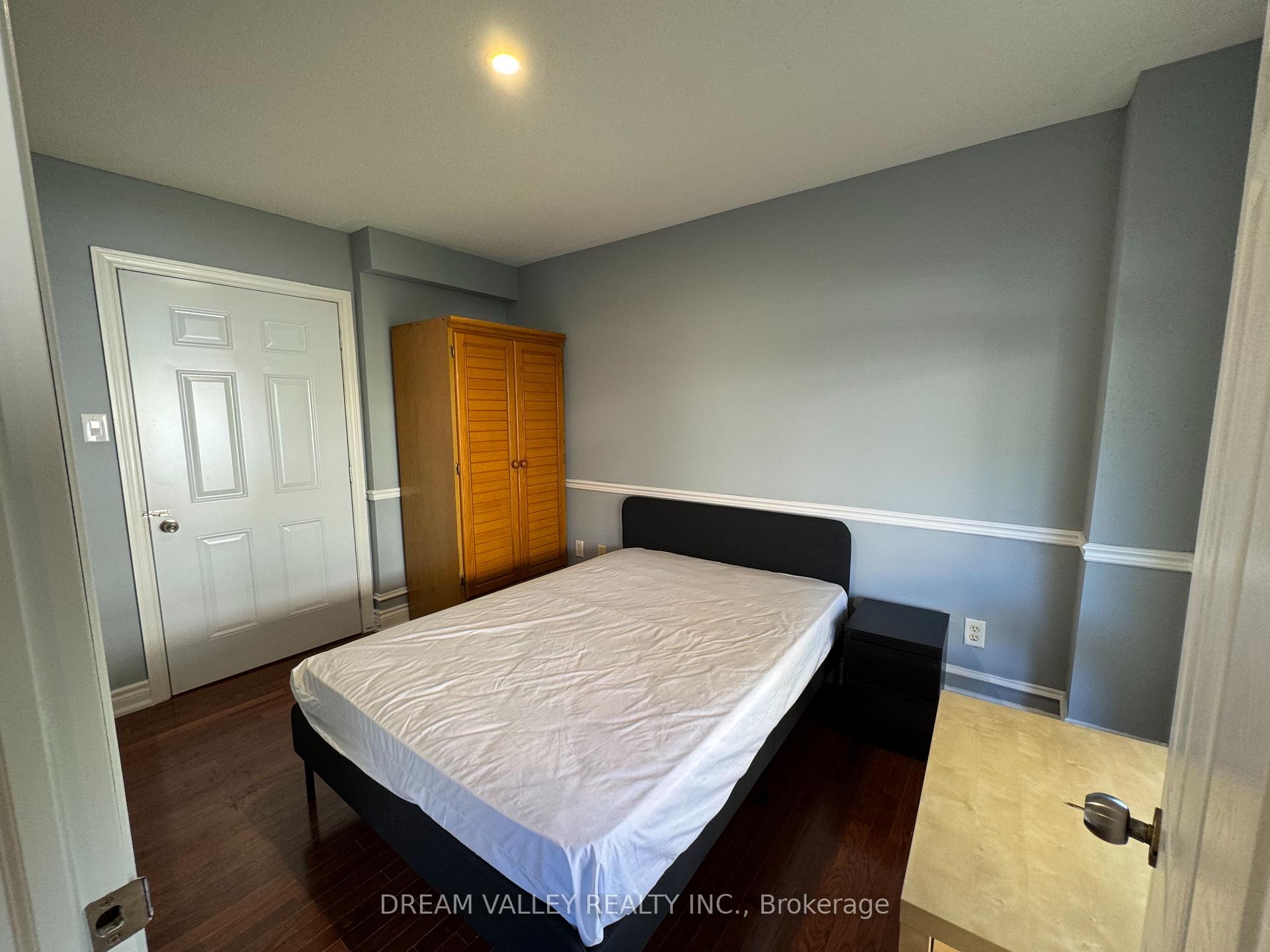 Photo 9 of 18 Wilkes Crescent, Scarborough, Clairlea-Birchmount — HOMEH