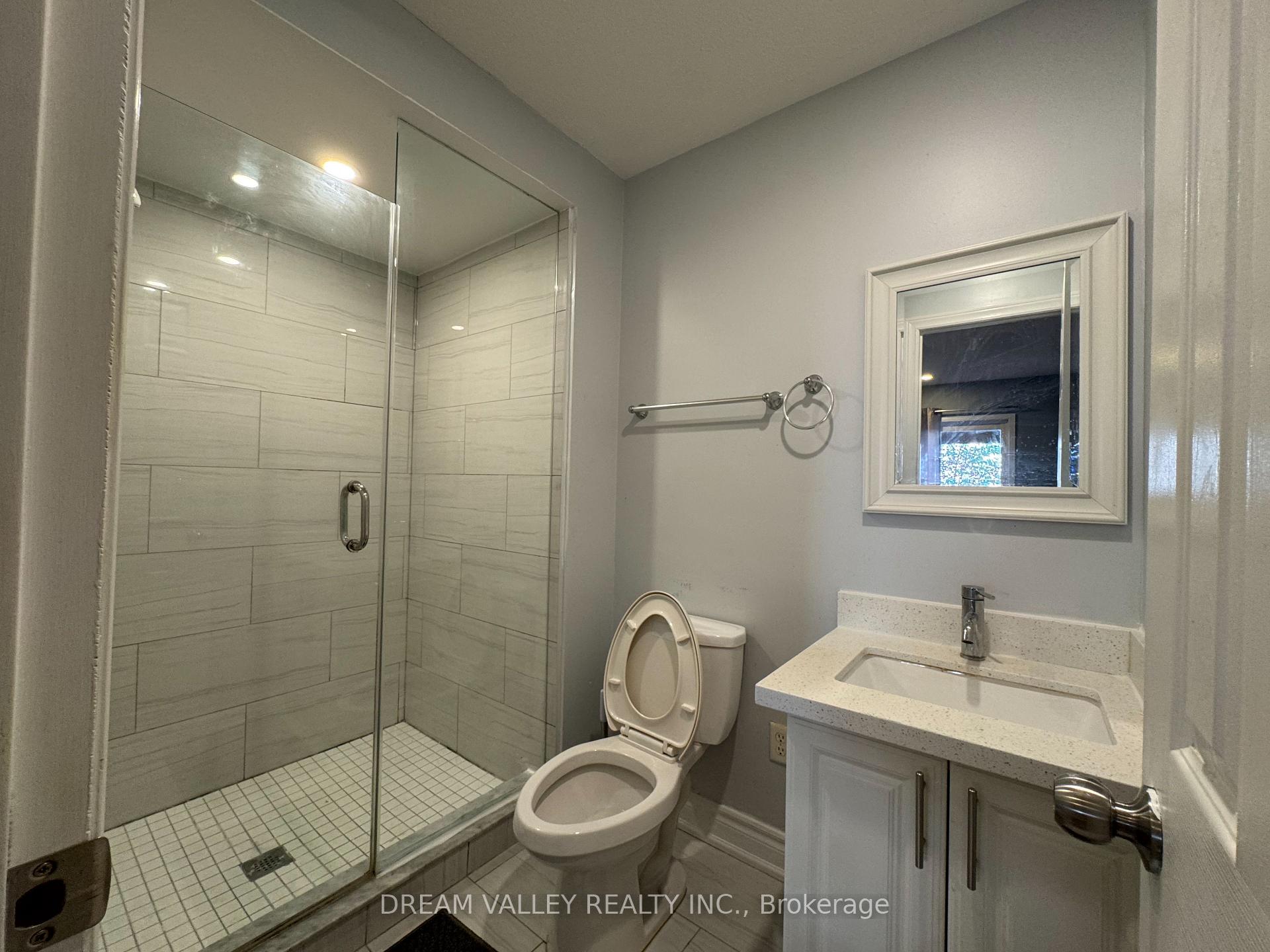 Photo 10 of 18 Wilkes Crescent, Scarborough, Clairlea-Birchmount — HOMEH
