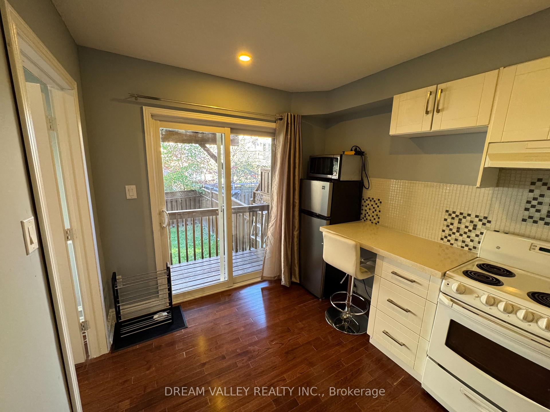 Photo 11 of 18 Wilkes Crescent, Scarborough, Clairlea-Birchmount — HOMEH
