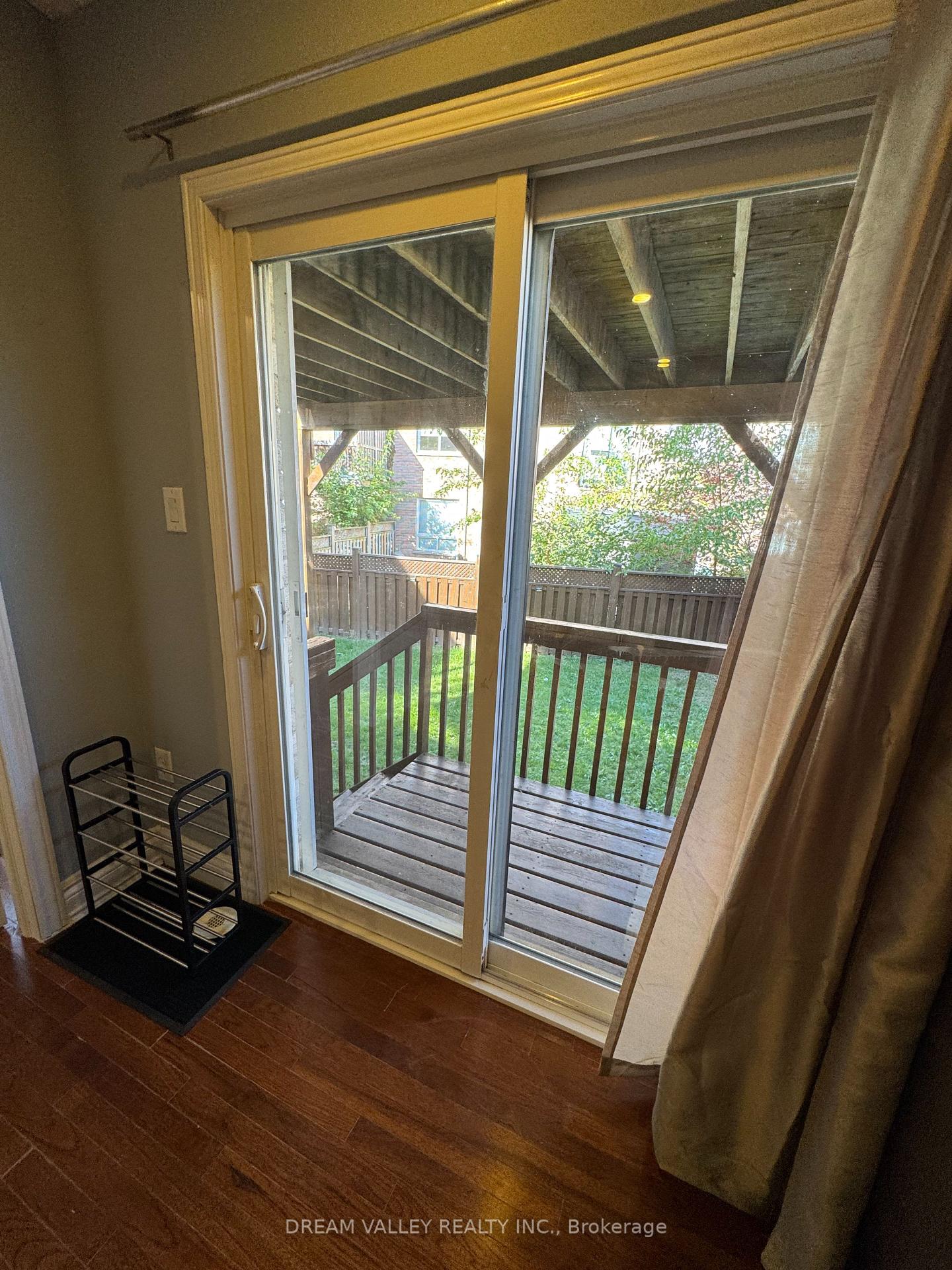 Photo 12 of 18 Wilkes Crescent, Scarborough, Clairlea-Birchmount — HOMEH