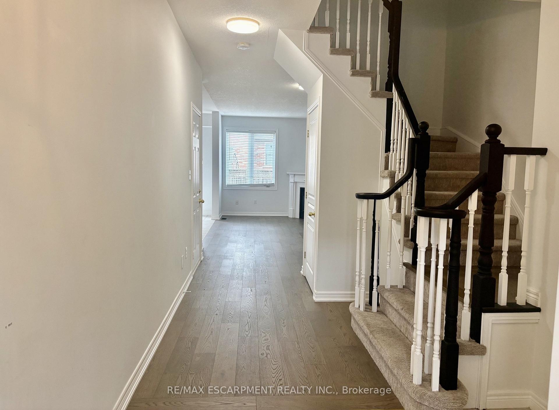 Photo 3 of 5325 Applegarth Drive, Burlington, Orchard — HOMEH