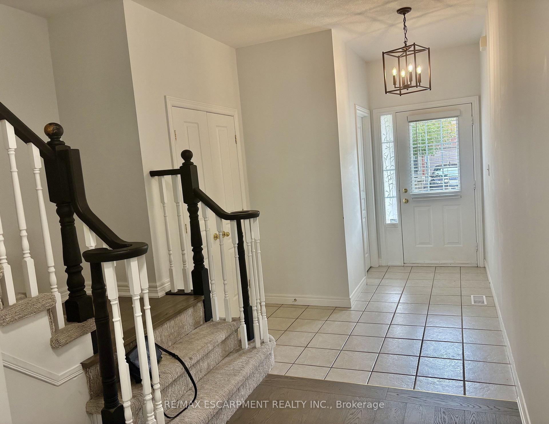 Photo 4 of 5325 Applegarth Drive, Burlington, Orchard — HOMEH