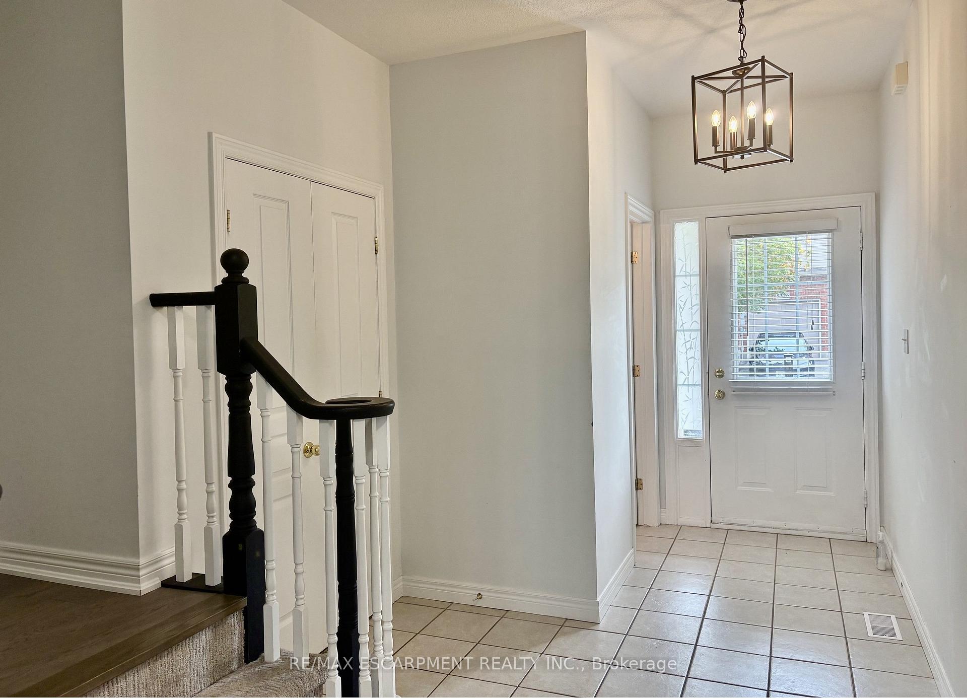 Photo 5 of 5325 Applegarth Drive, Burlington, Orchard — HOMEH